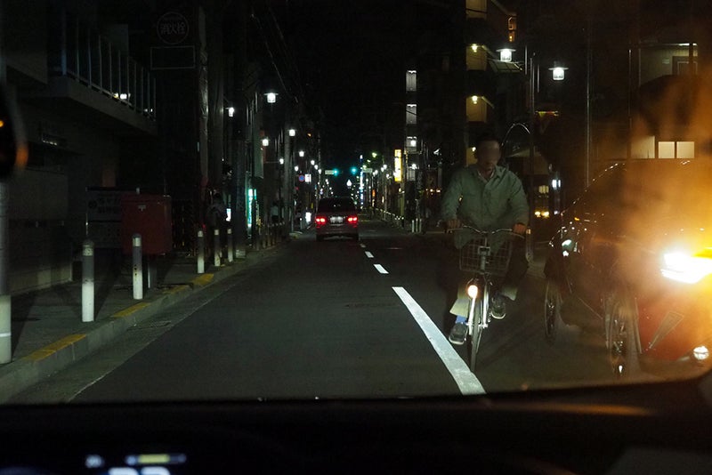 停止車両を避けて走る自転車