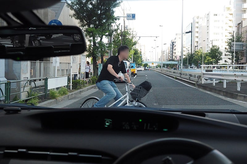 車道の右側から横断して来る自転車