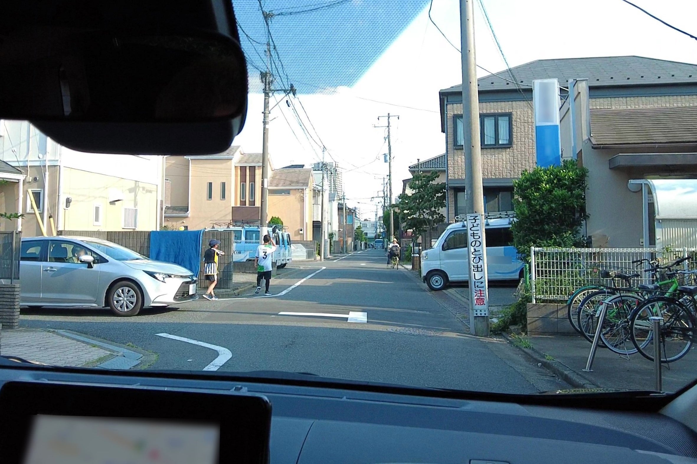 左側の路地から出て来る子供