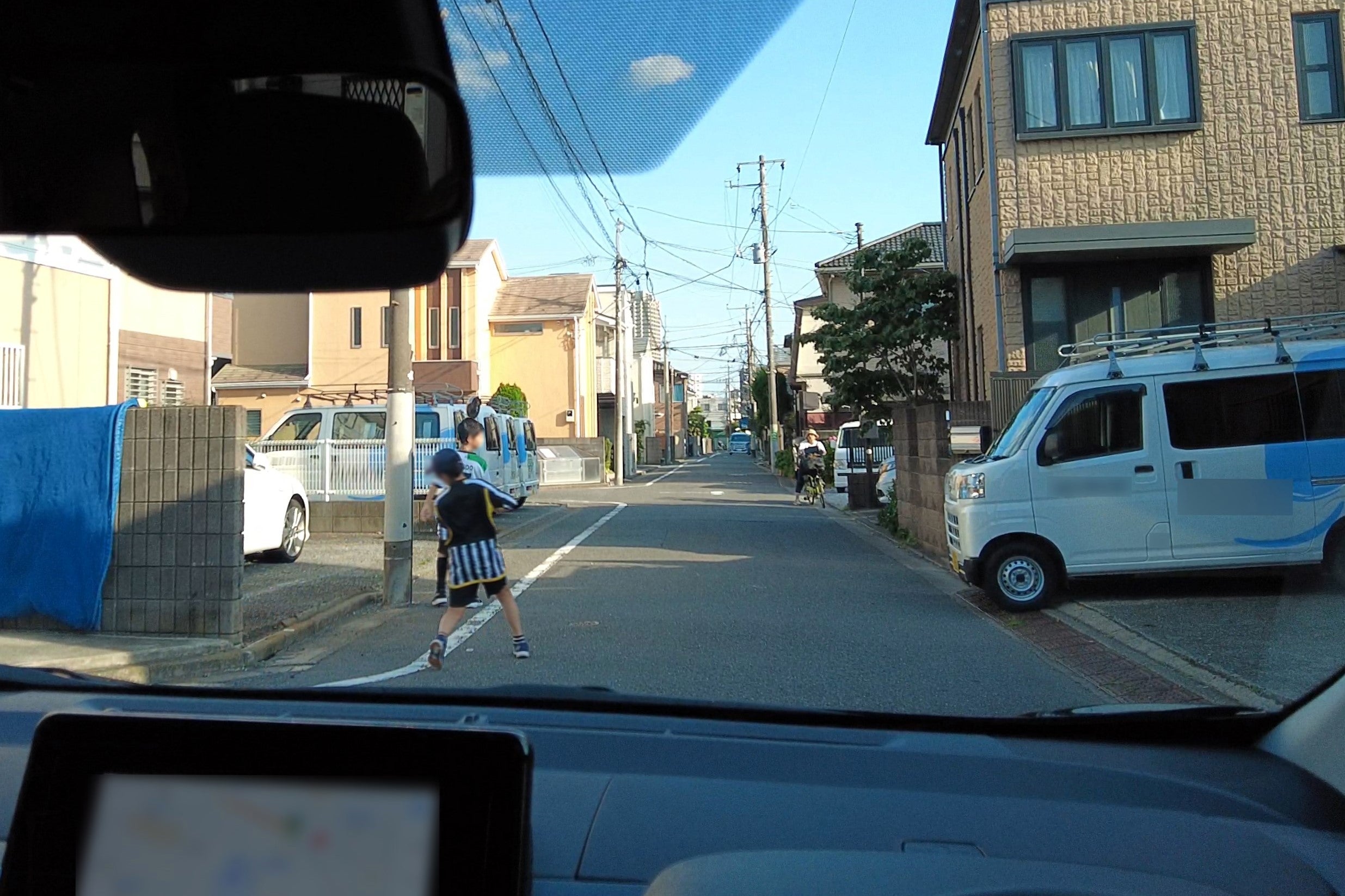 左側から車道に飛び出して来る子供