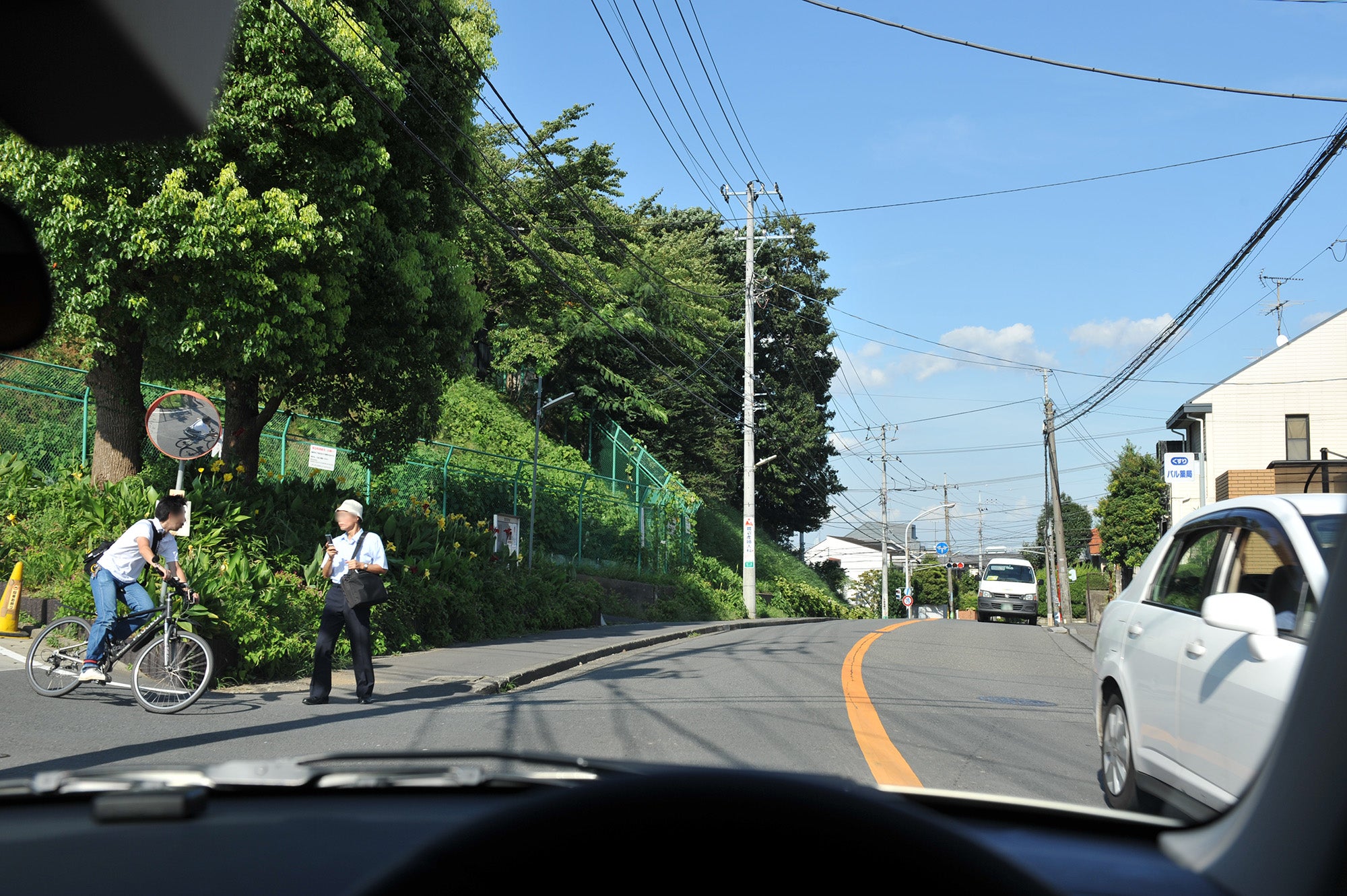 交差点の左側から走ってくる自転車