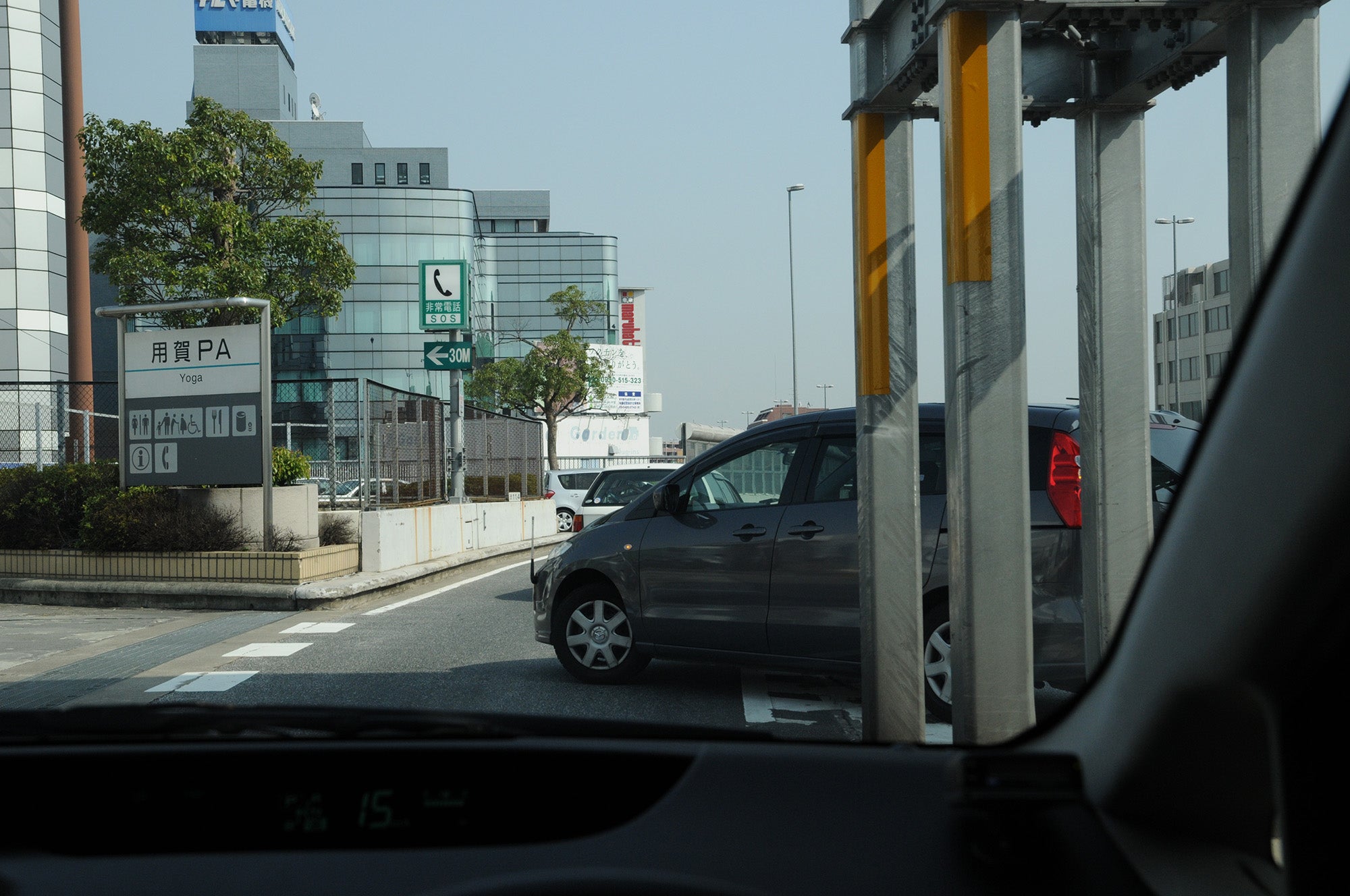 料金所の右側から進路変更してくる車