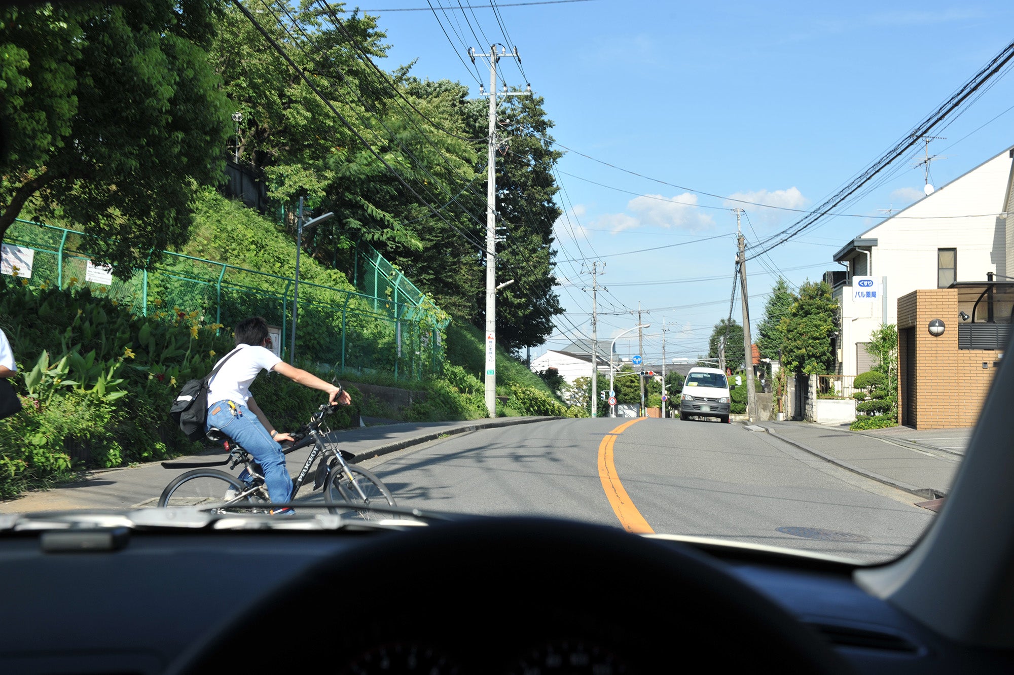 車道の中ほどに飛び出す自転車