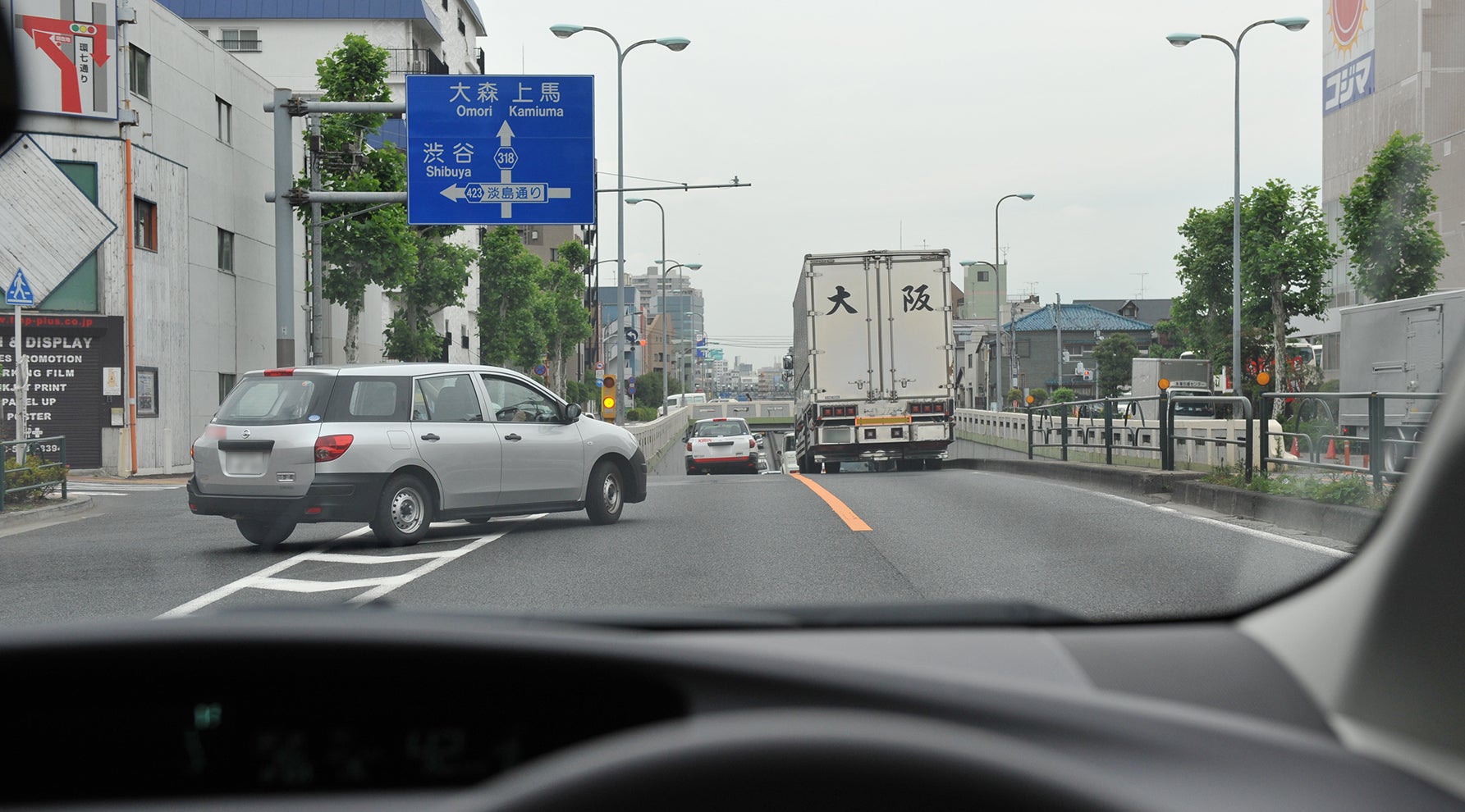 側道をまたいで本線に入って来る車 