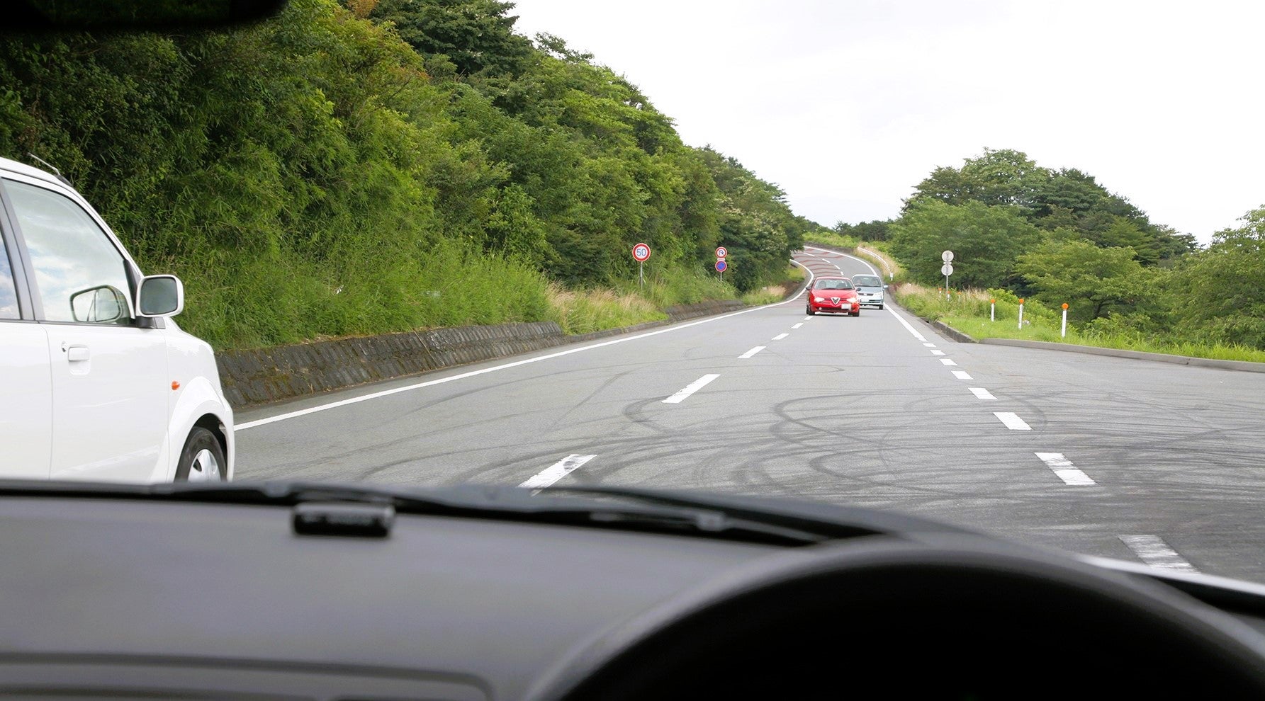 前の車を追い越してくる対向車