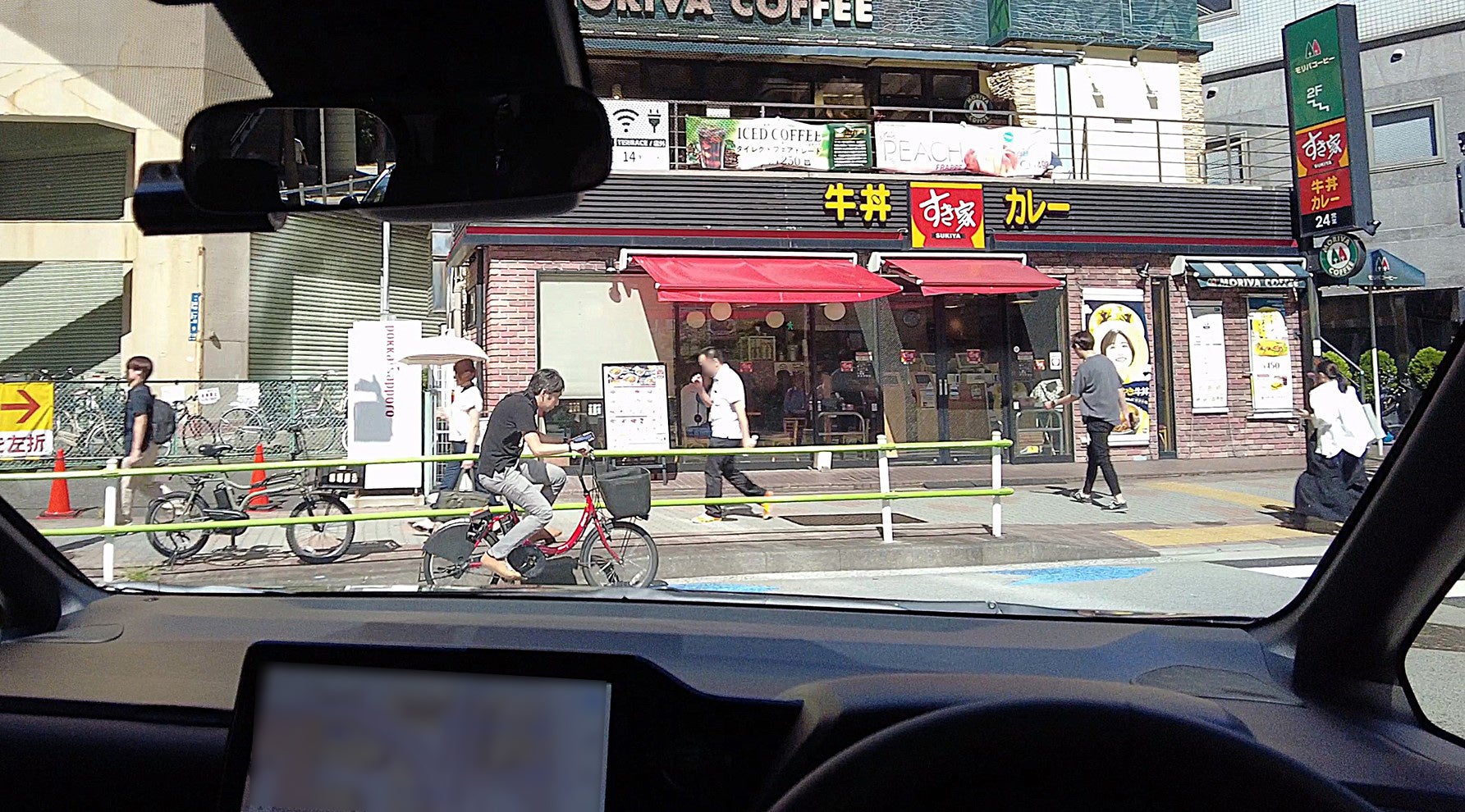 T字路交差点を走って来る自転車