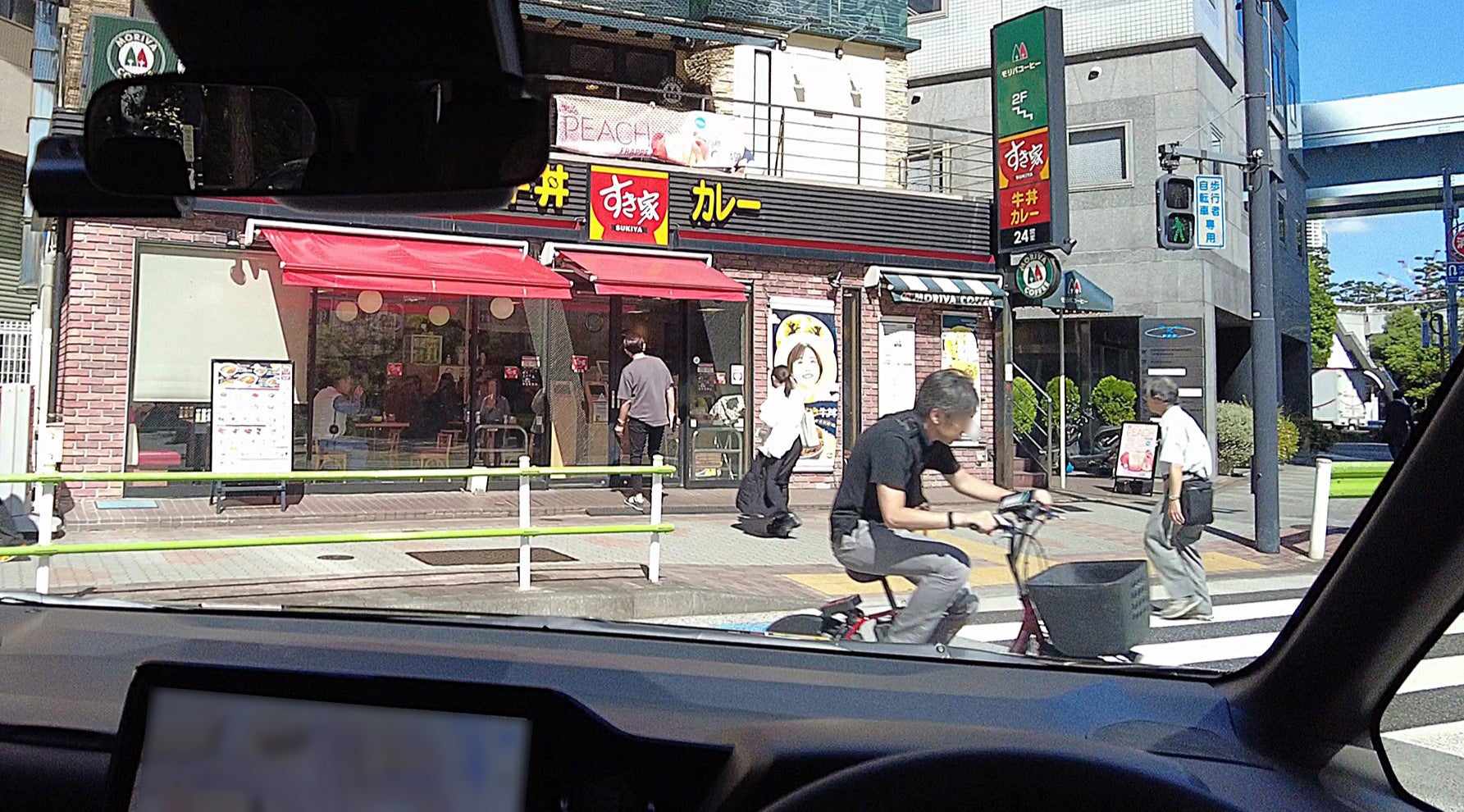 交差点を斜め横断する自転車