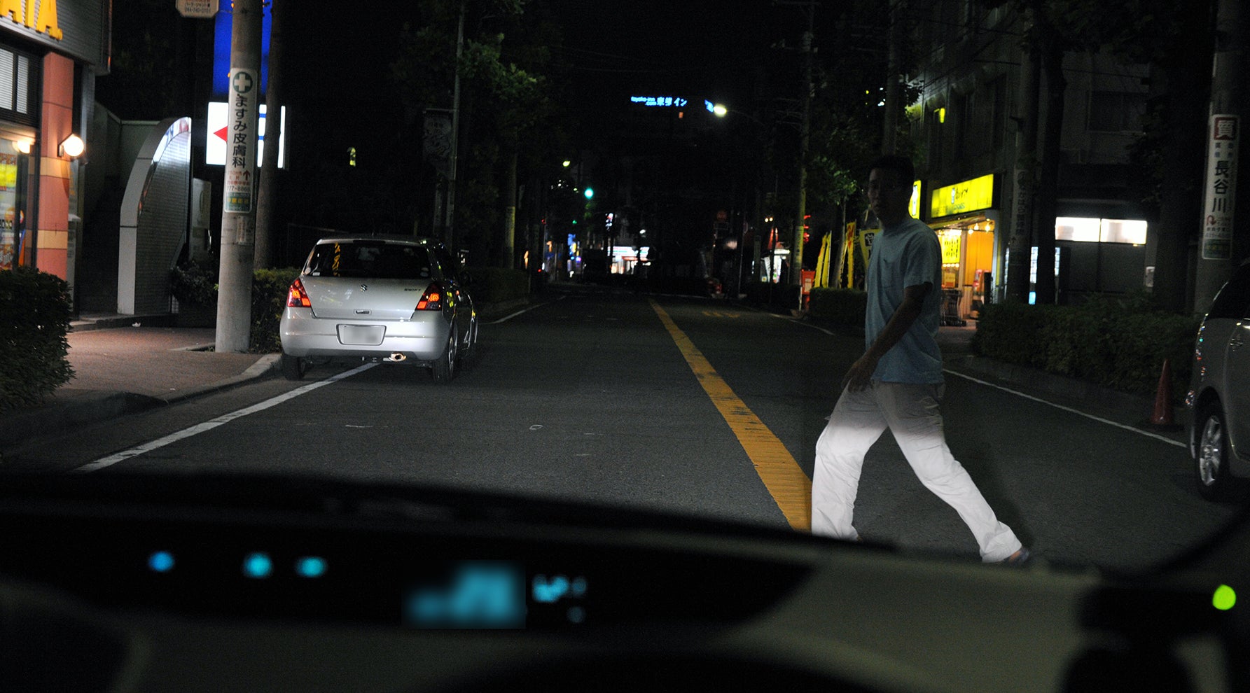 夜間、車の後ろから横断して来る人