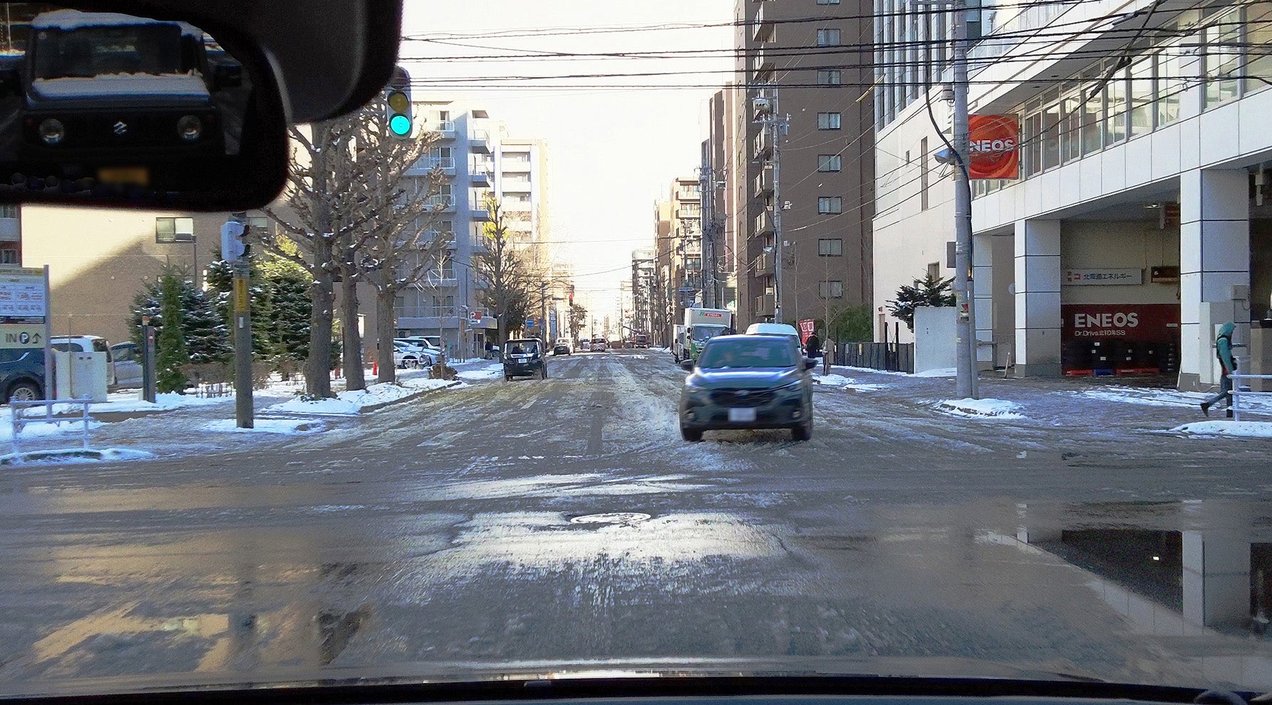 交差点でスリップする対向車