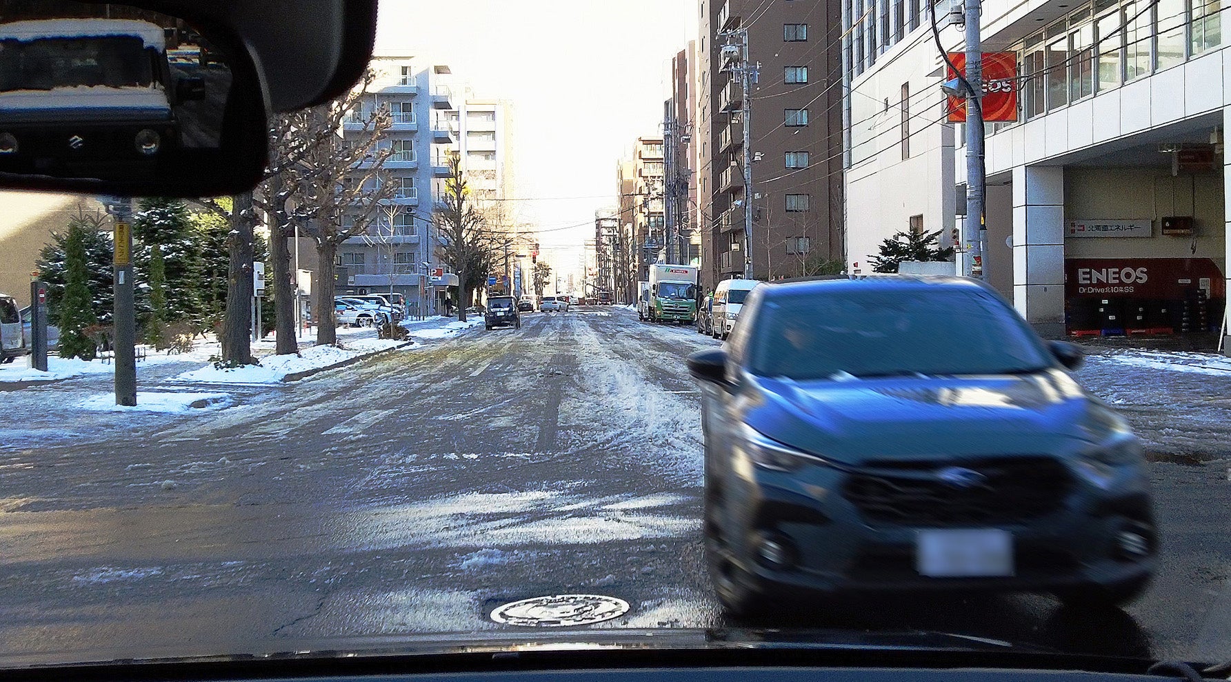 こちら側にはみ出して来る対向車