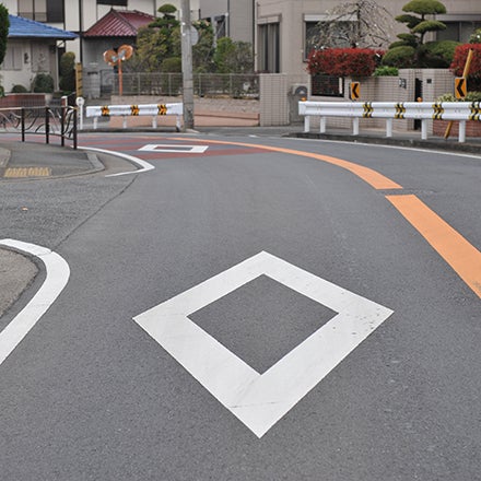 横断歩道または自転車横断帯ありの路面標示