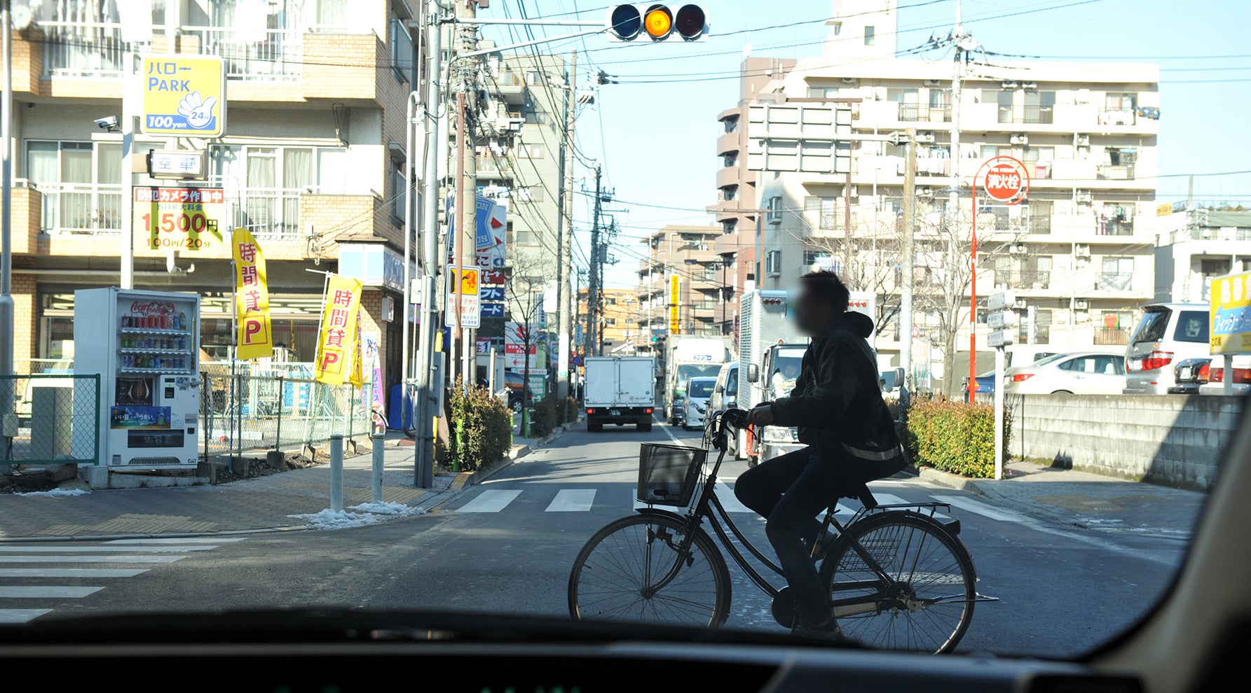 タクシーの陰から横断して来る自転車