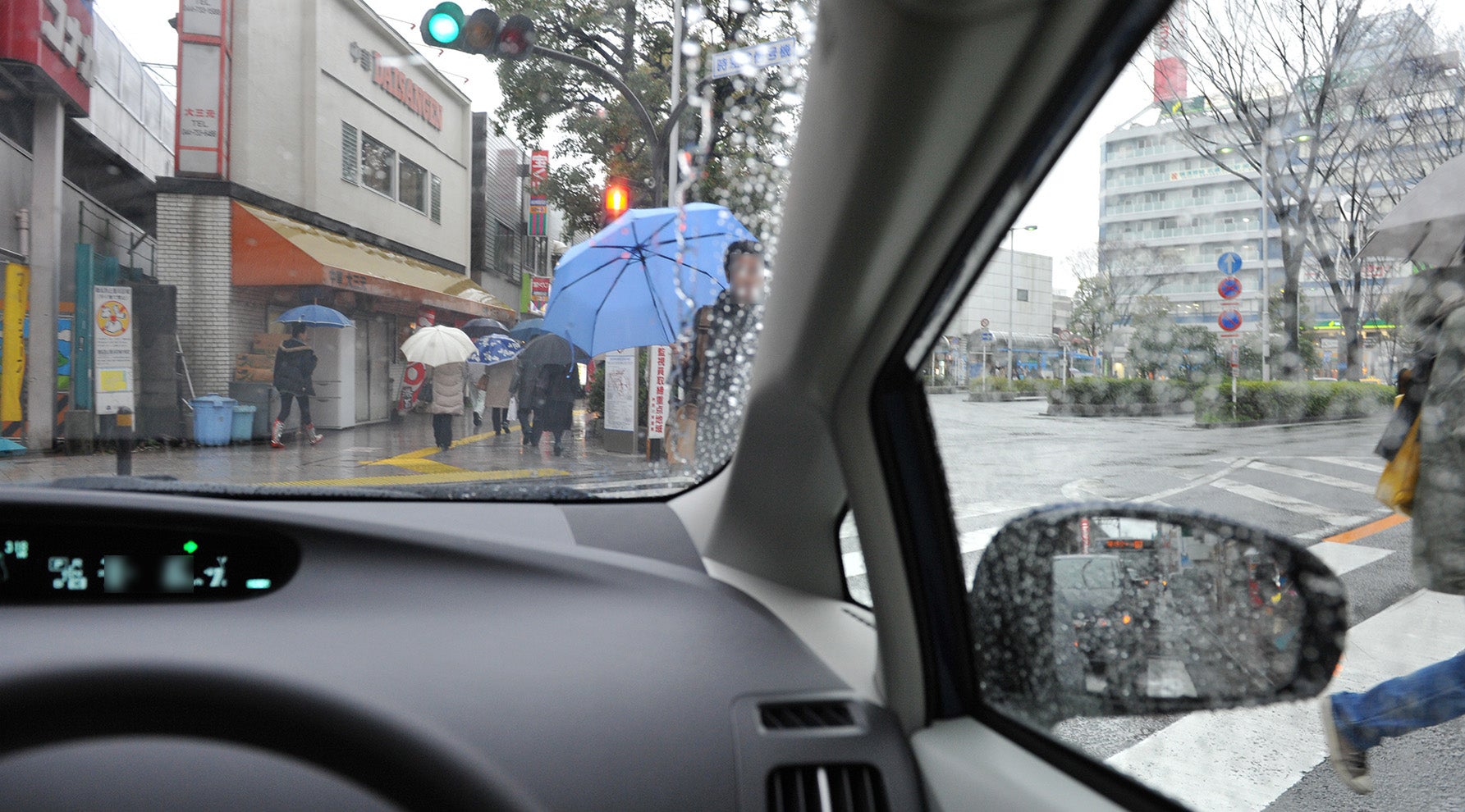 ピラーの陰から横断して来る歩行者