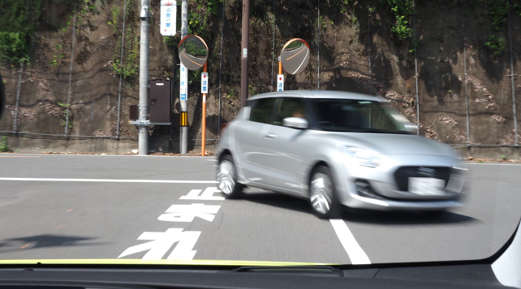 タクシーの陰から横断して来る自転車