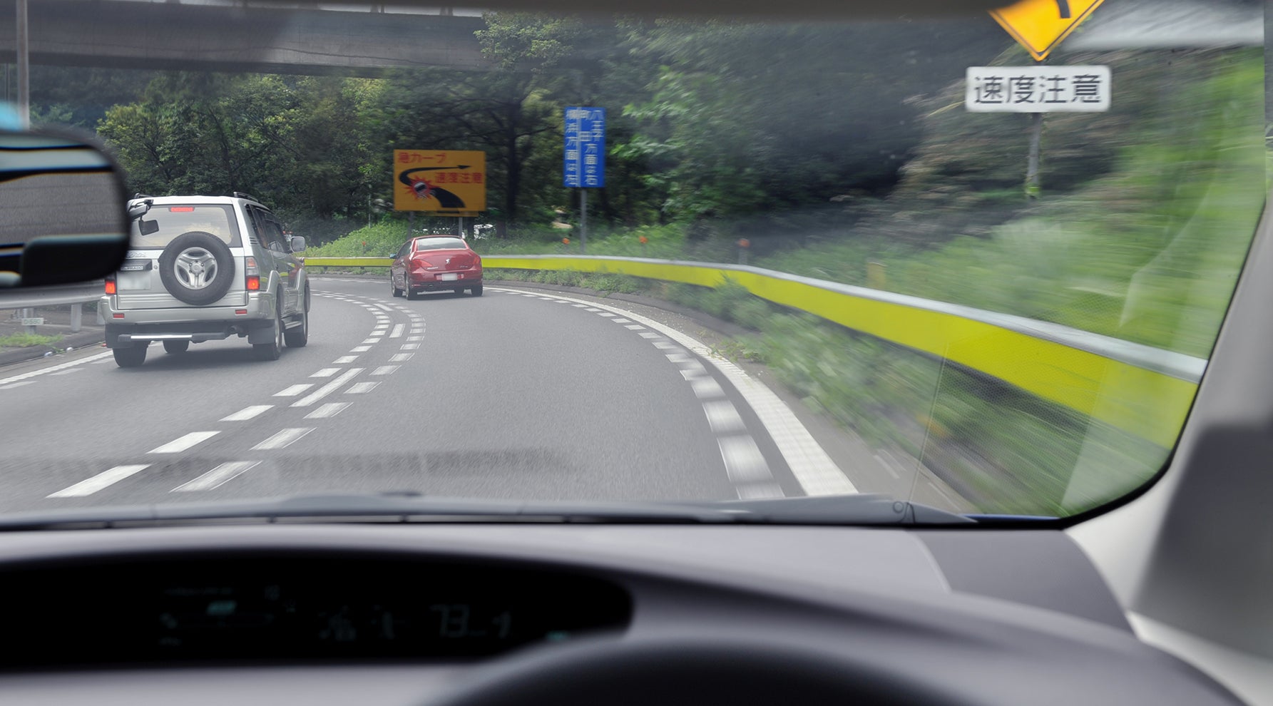 高速道路の出口に入る自車