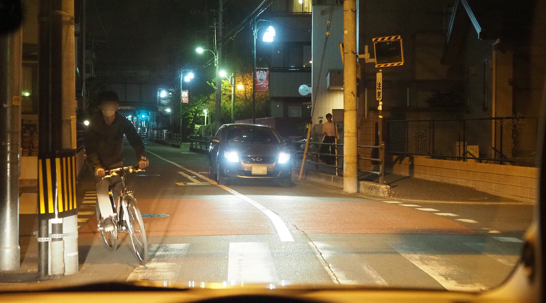 電柱の陰から逆走して来る自転車