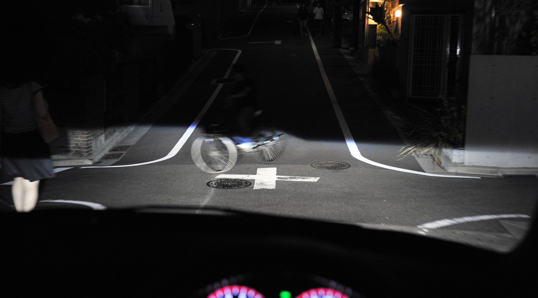 交差点を横切って来る無灯火自転車