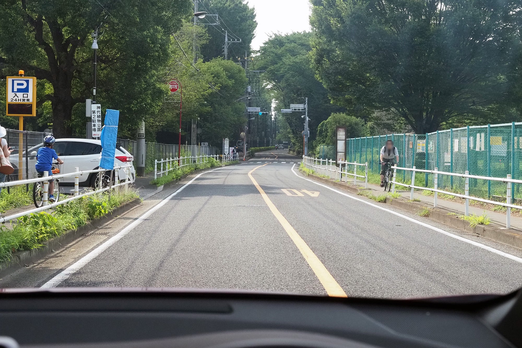 歩道を横切って駐車場に入って来る対向車