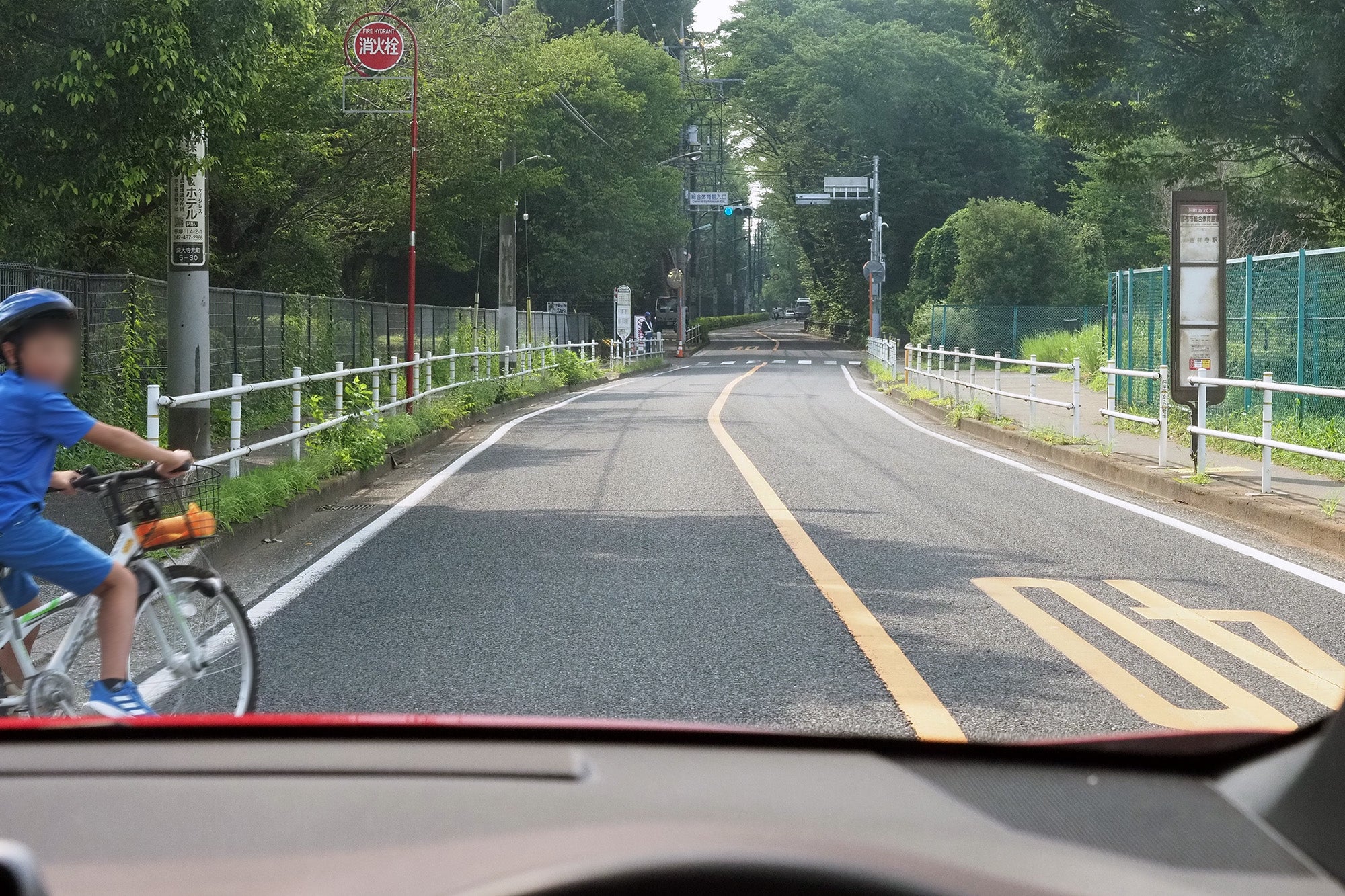 歩道から車道におりてくる子供の自転車