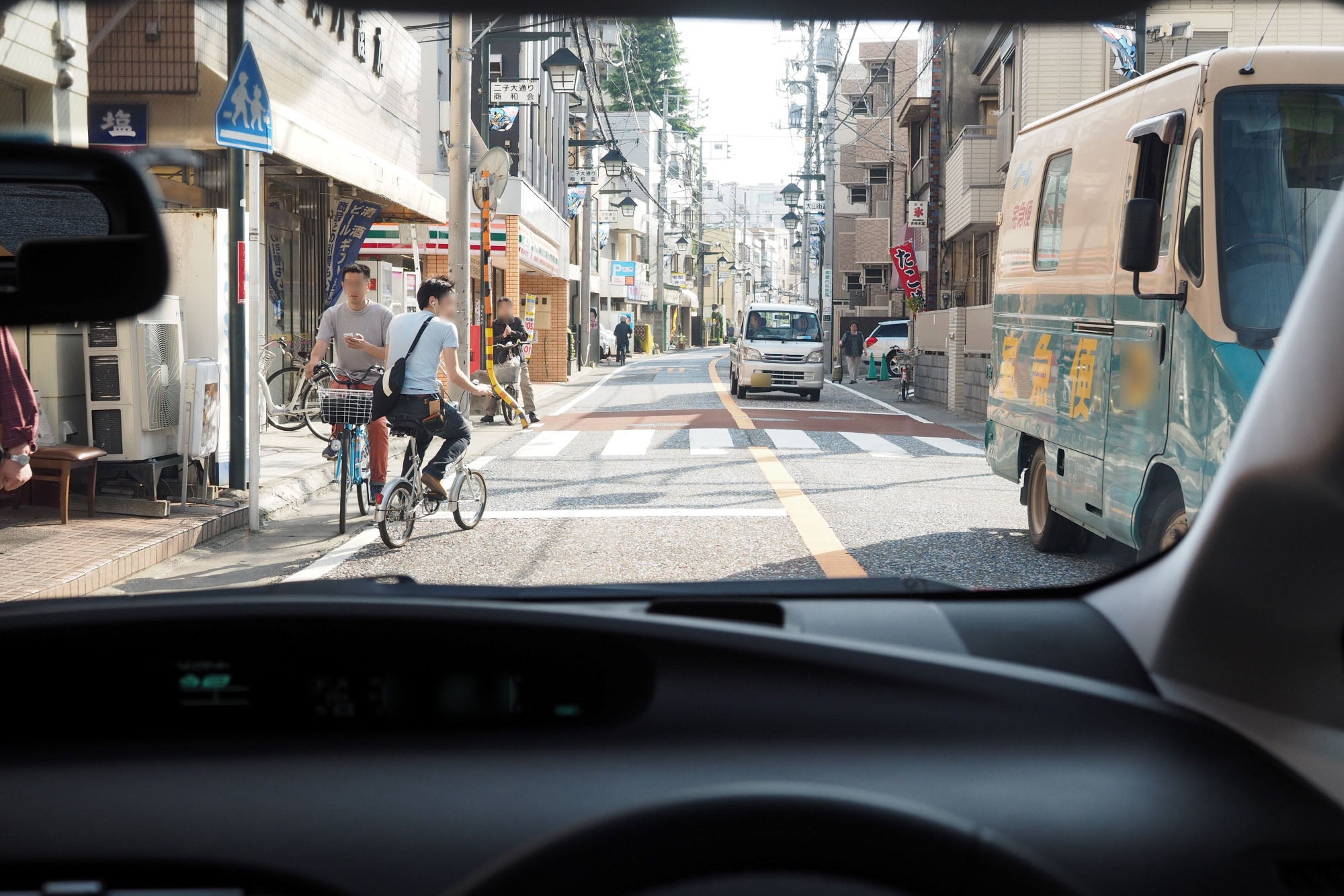 車道の中ほどに出て来る自転車