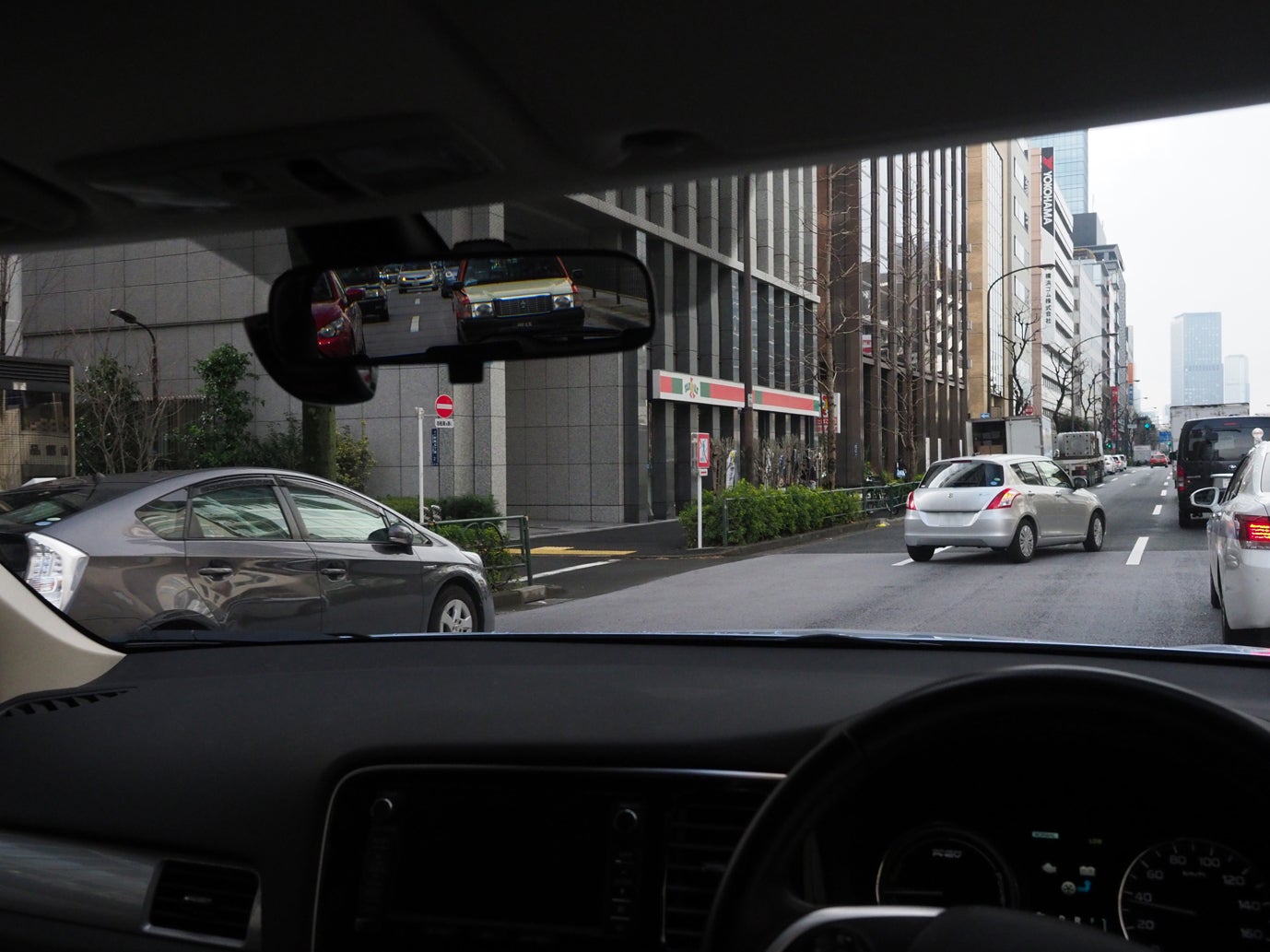 車線変更と同じタイミングで発進して来る駐停車車両