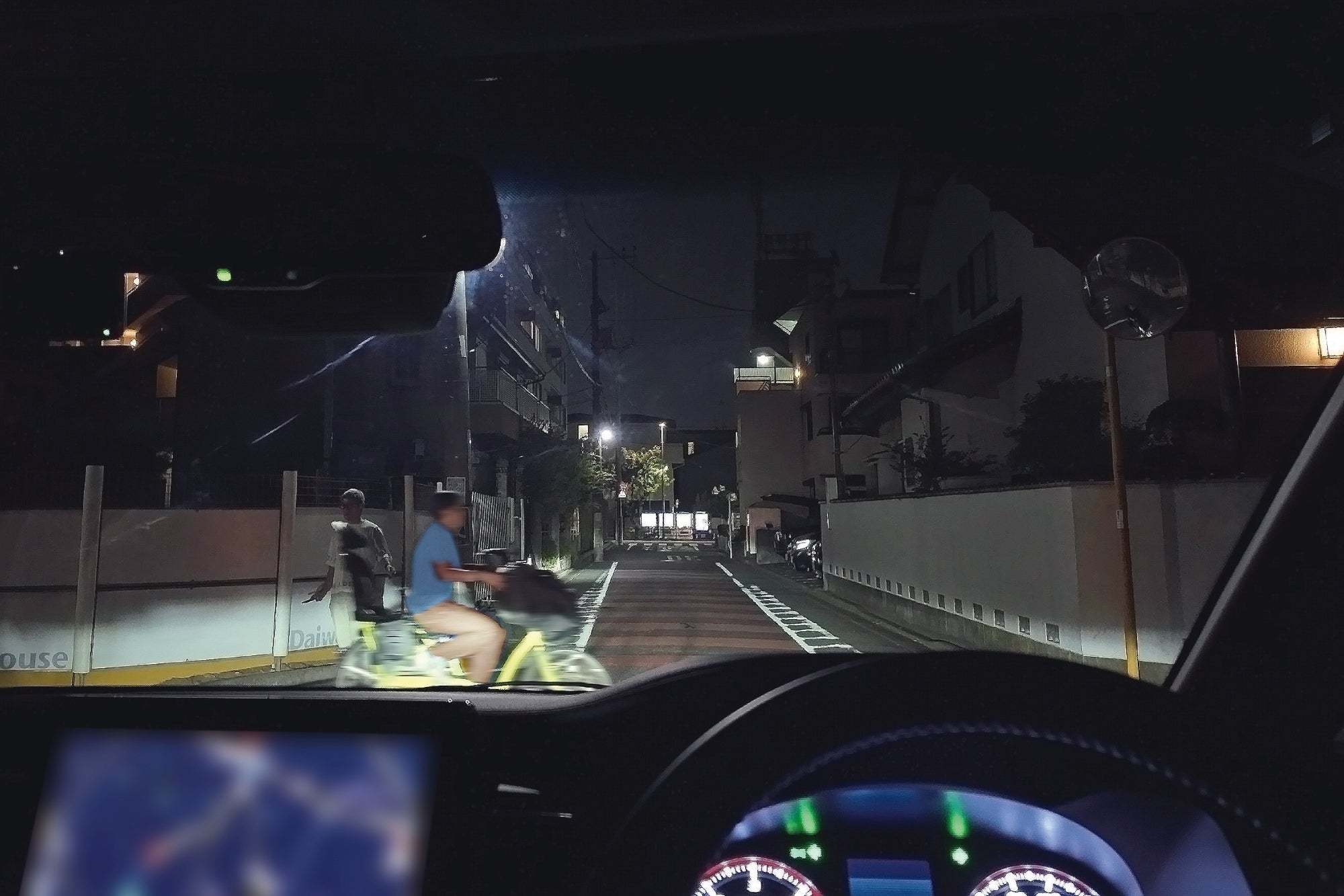 一時停止せずに交差点を横切って来る自転車