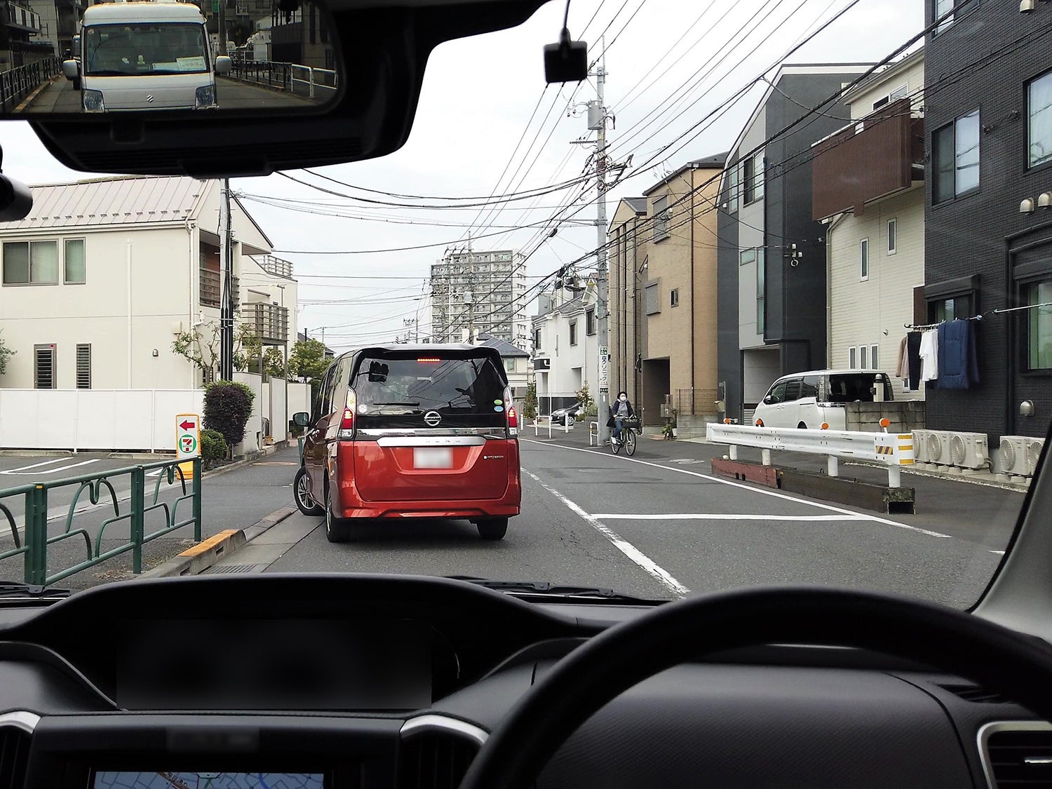 交差点の先にあるコンビニに入る前車