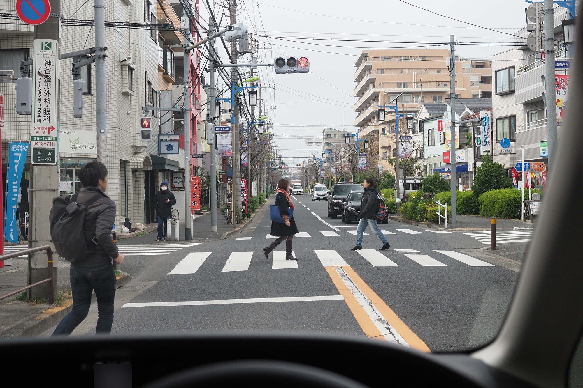 交差点を斜め横断する歩行者