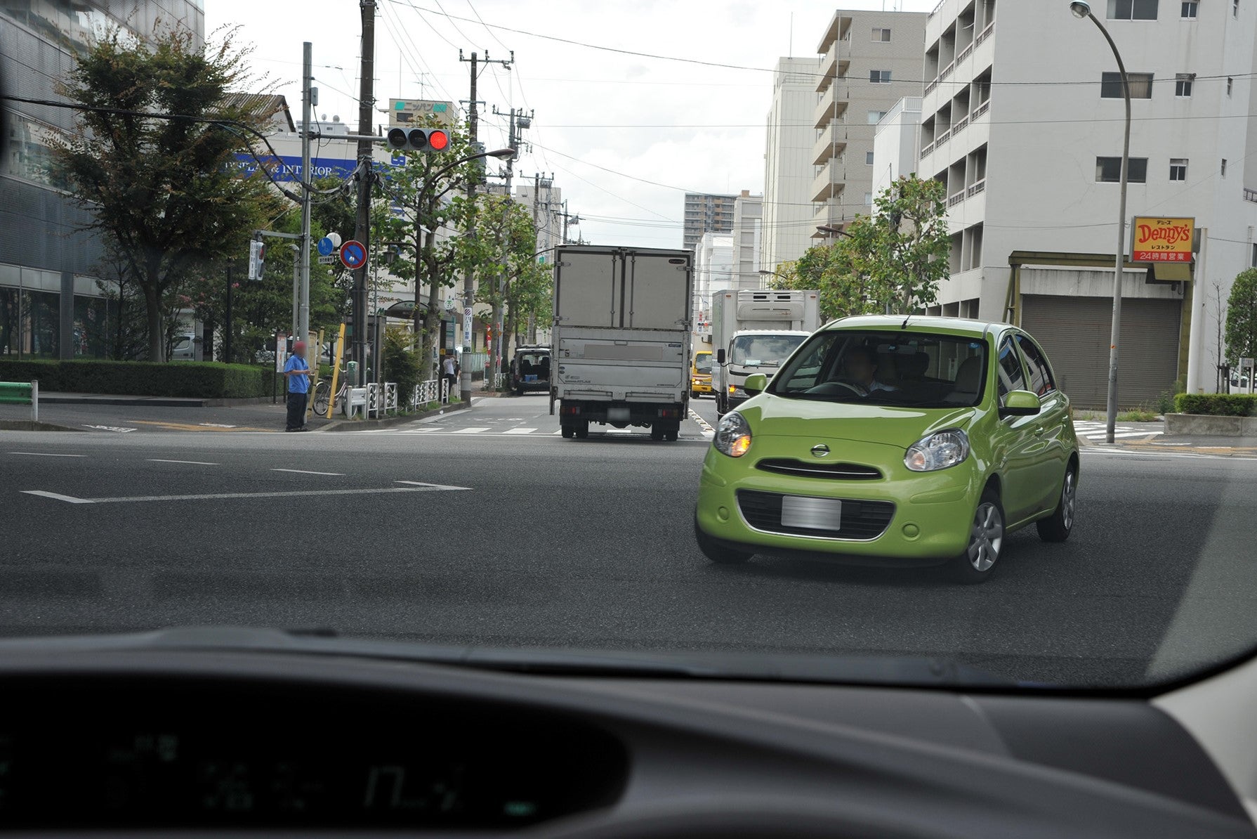 交差点を右折して来る対向車