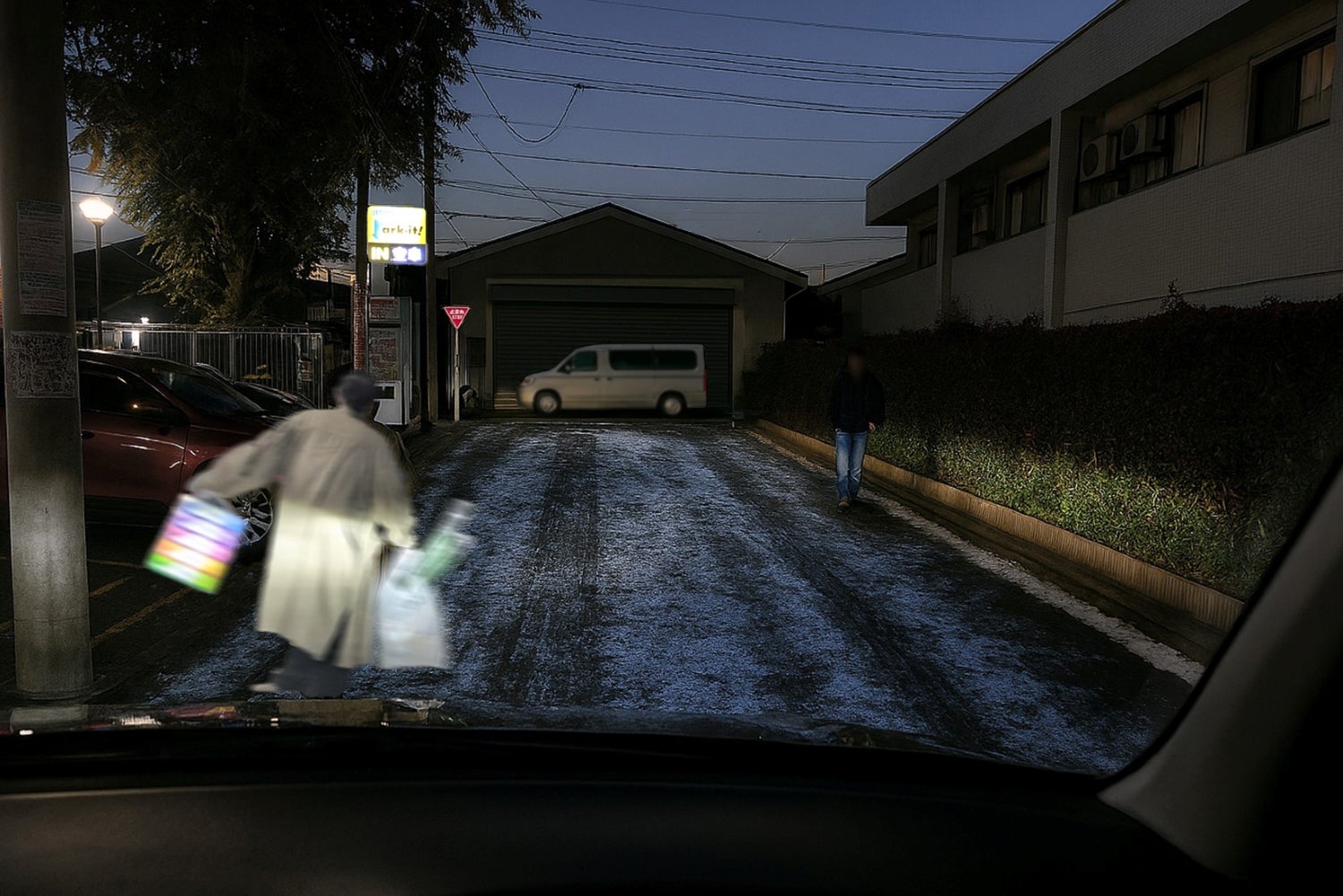 バランスを崩す歩行者