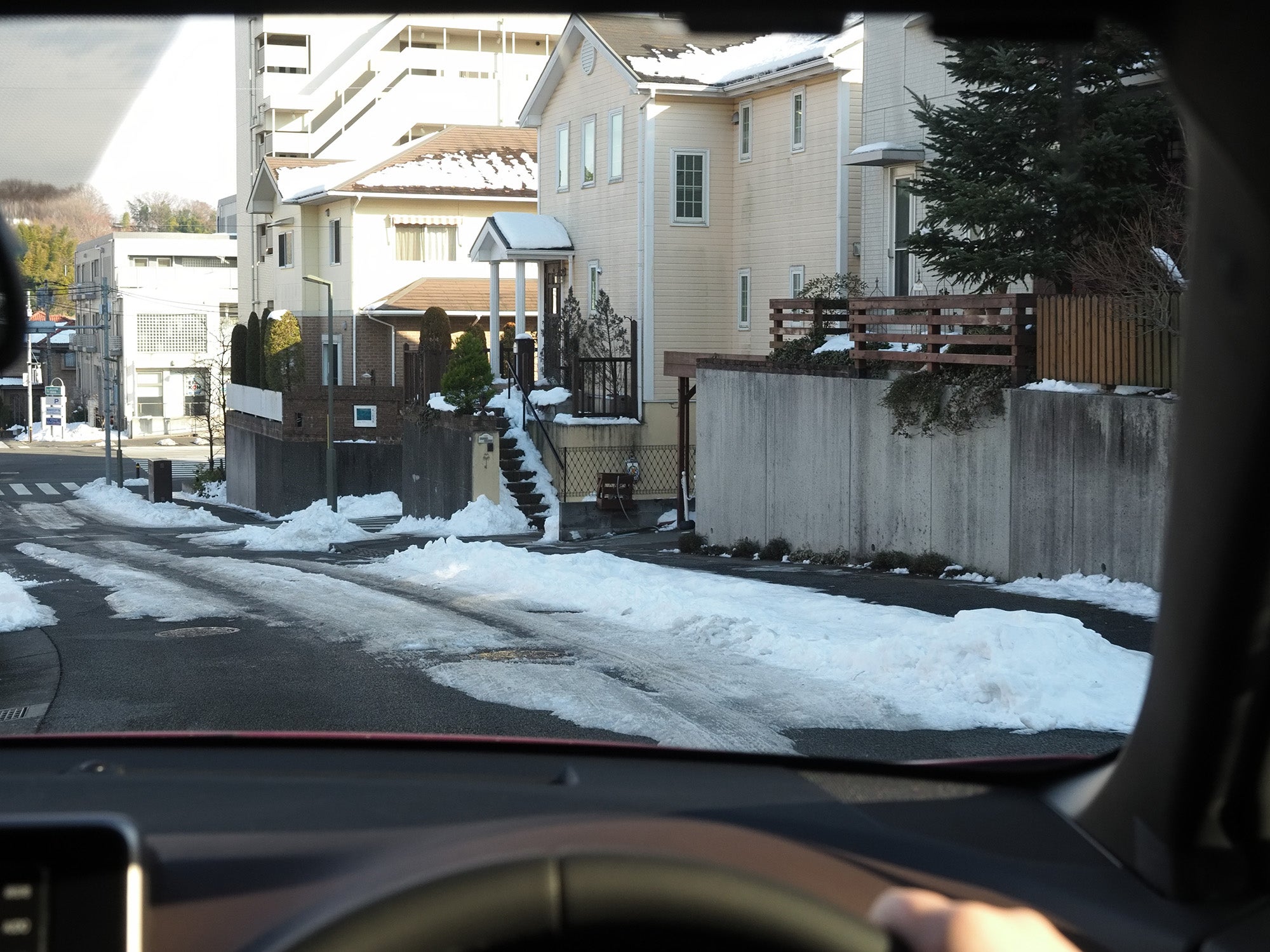 路面の雪でスリップしそうになる自車