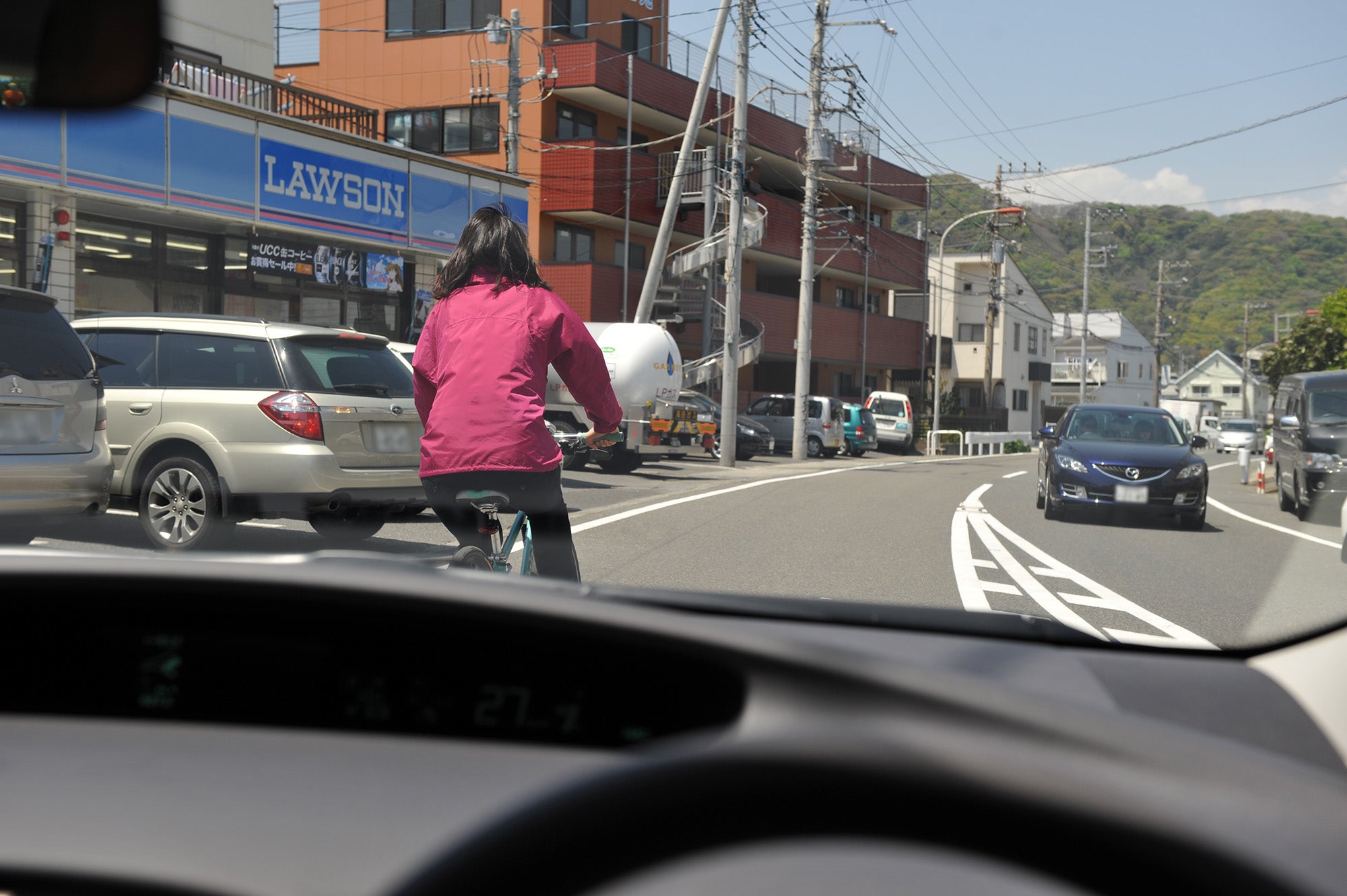バックして来たクルマを避けて自車の前に出て来る自転車