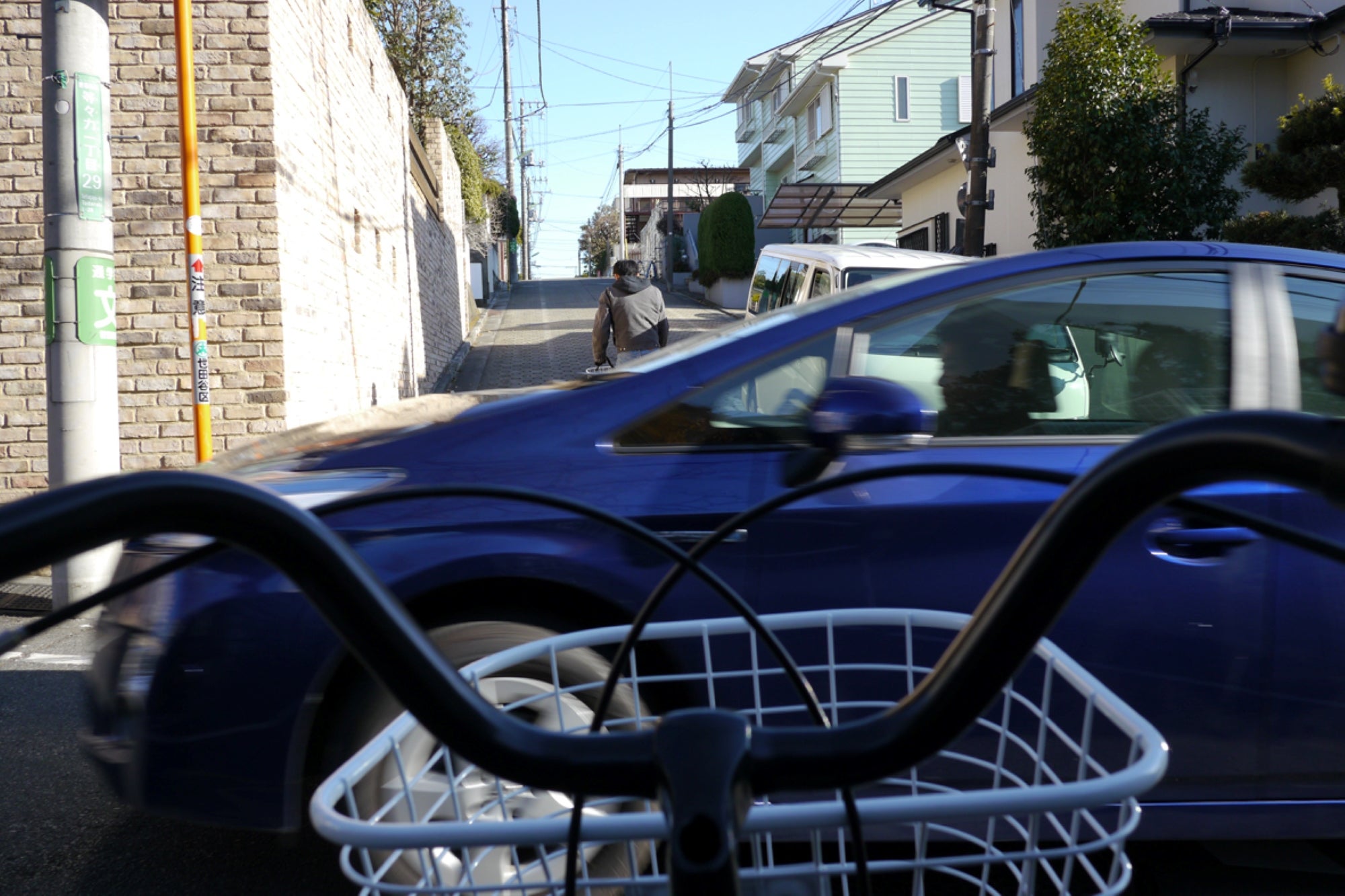 交差点を右側から走って来るクルマ