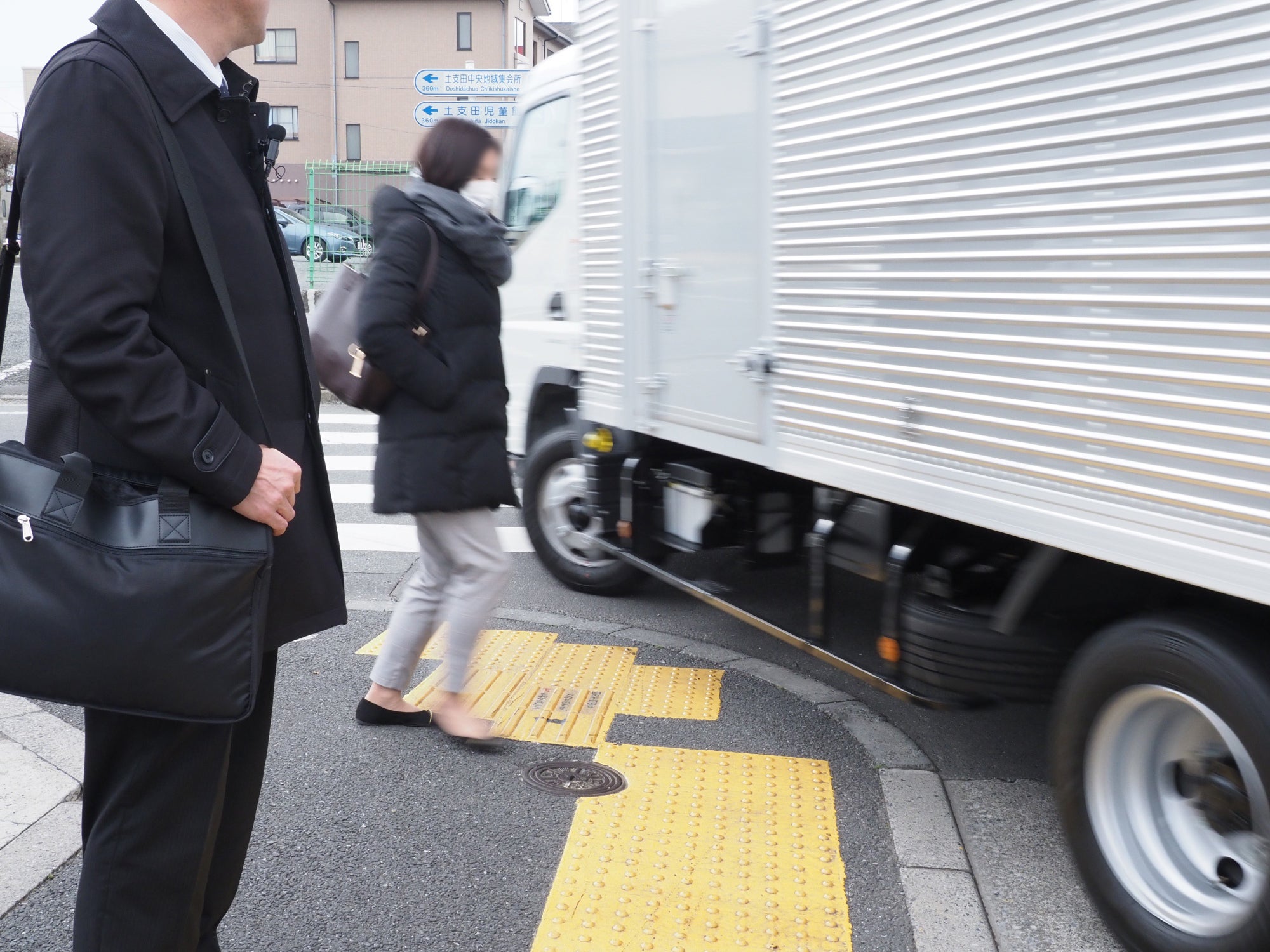 内輪差で歩行者を巻き込みそうになるトラック