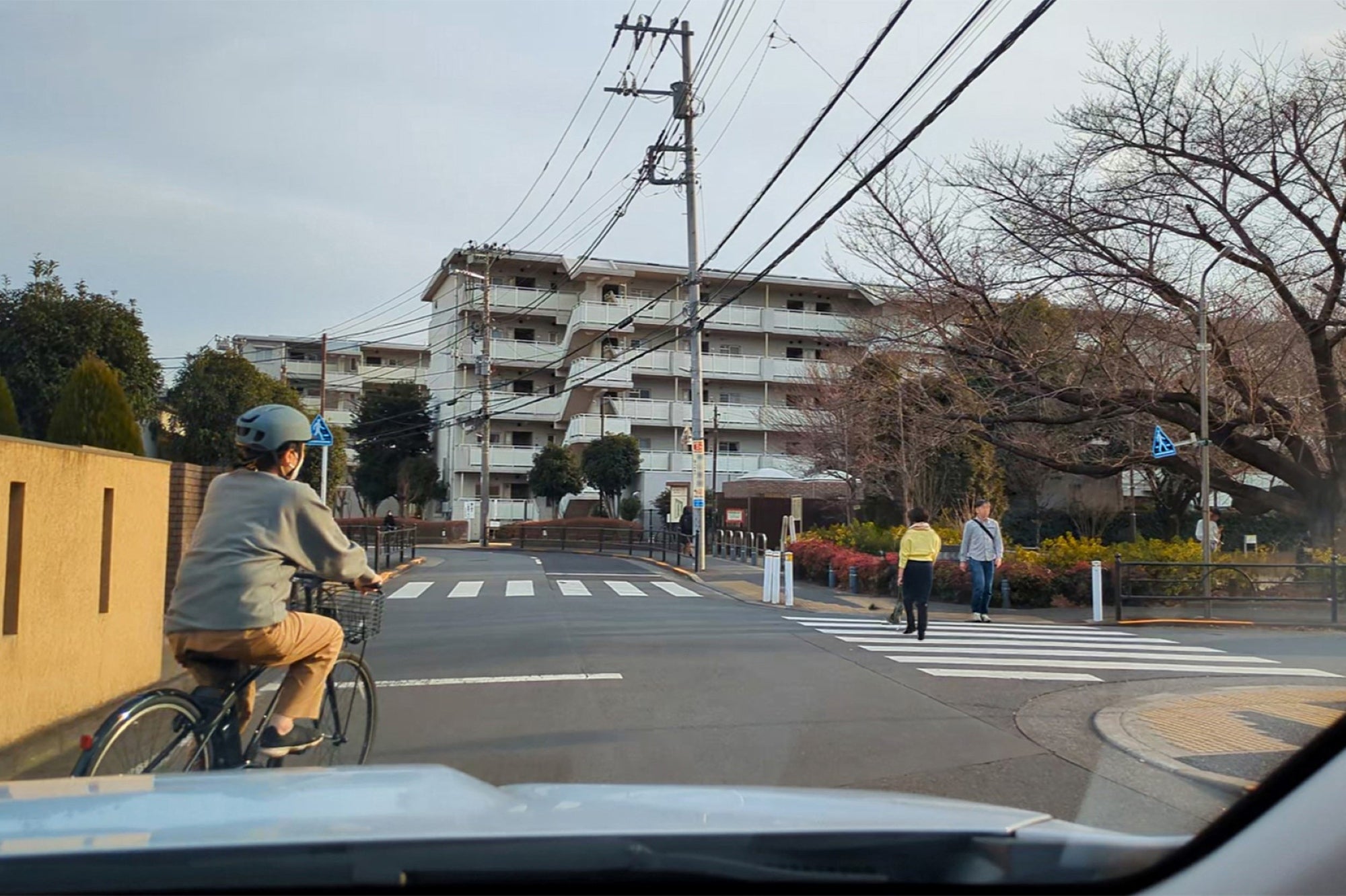 停止線の手前をショートカット右折する自転車