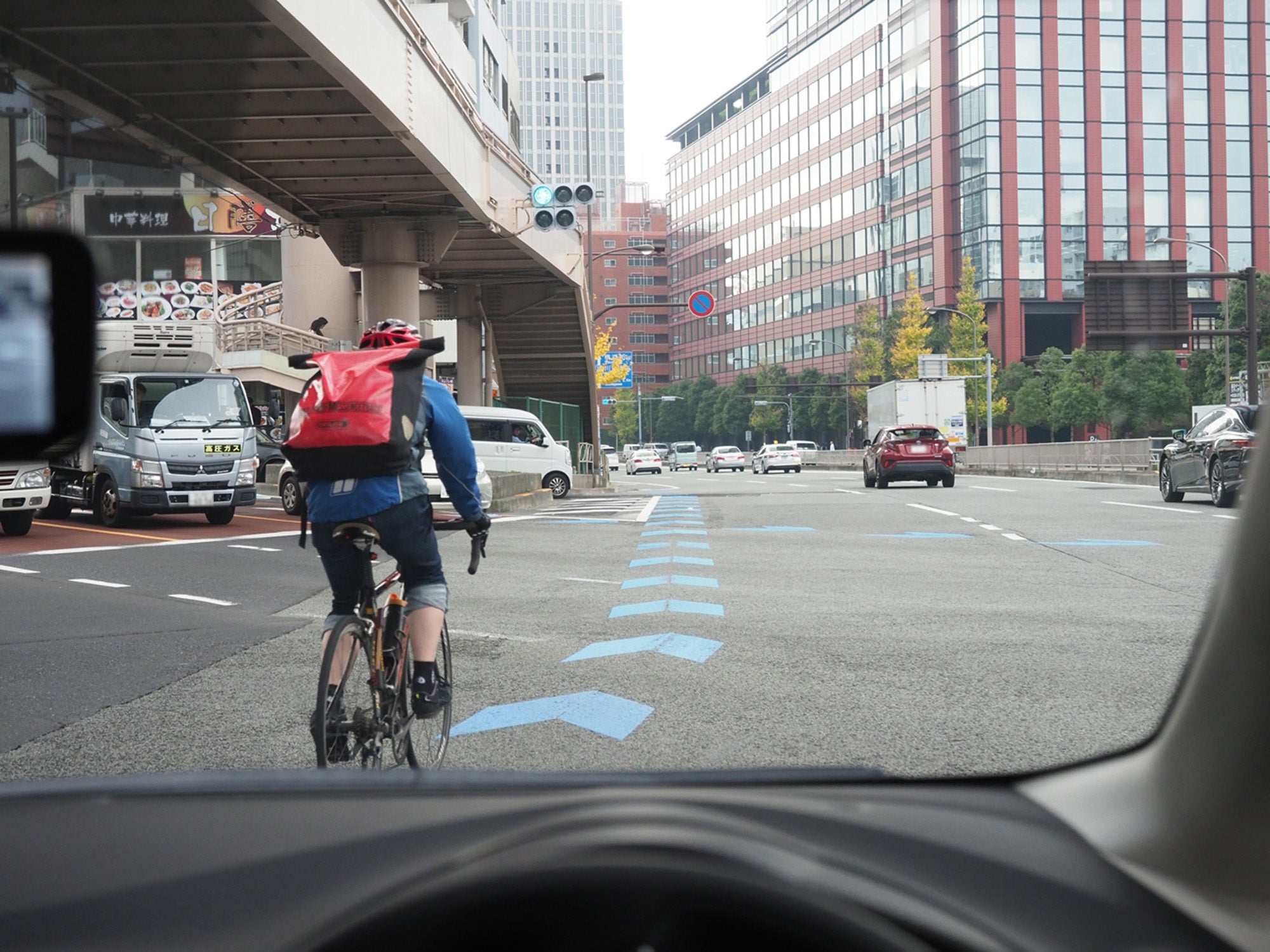 左折レーンをそのまま直進する自転車