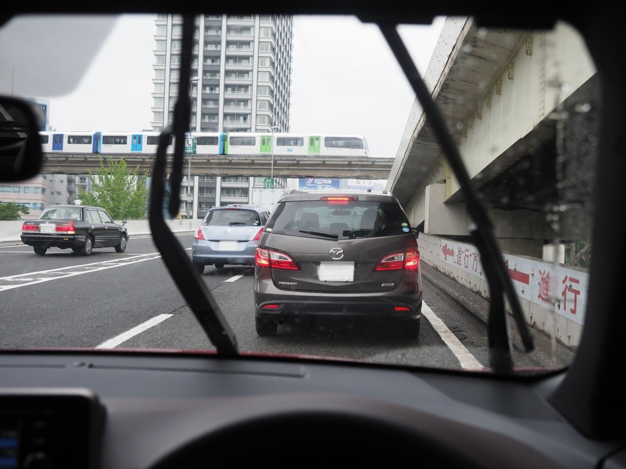 左前方の車が自車線へ車線変更した後、前車が急減速する様子