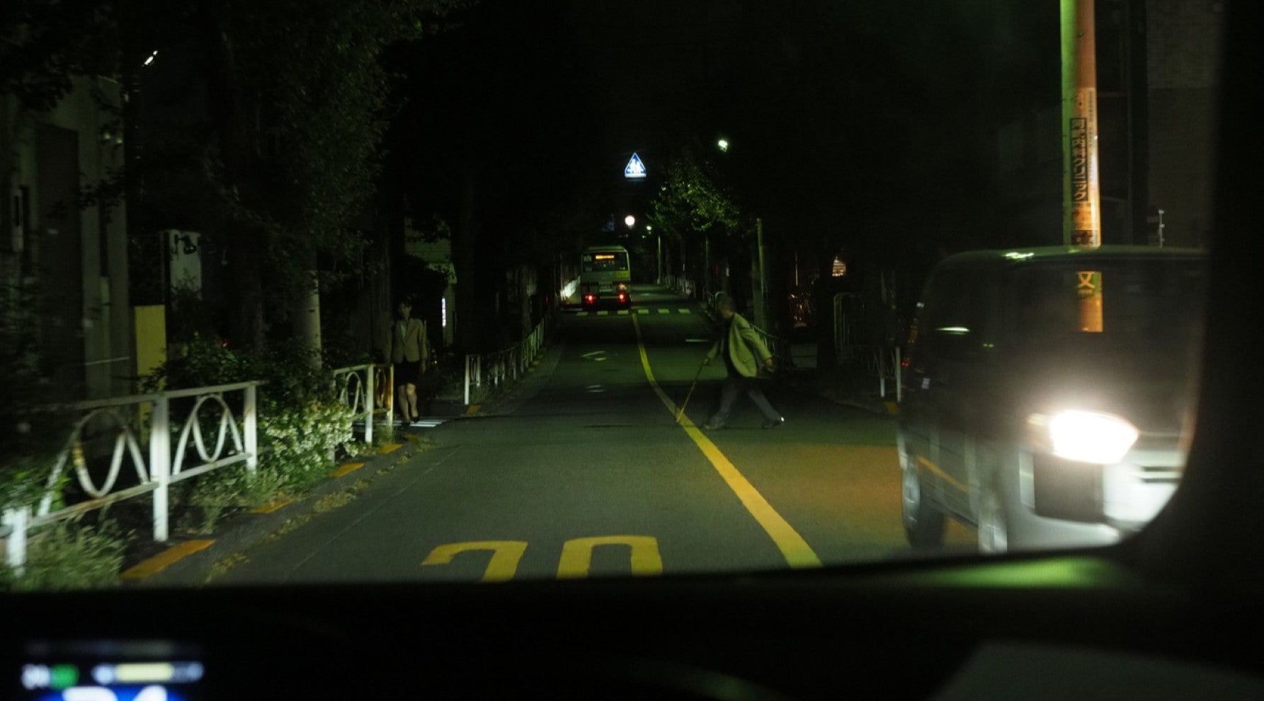 対向車の陰から道路を横断してきた人が自車の前方に現れた場面