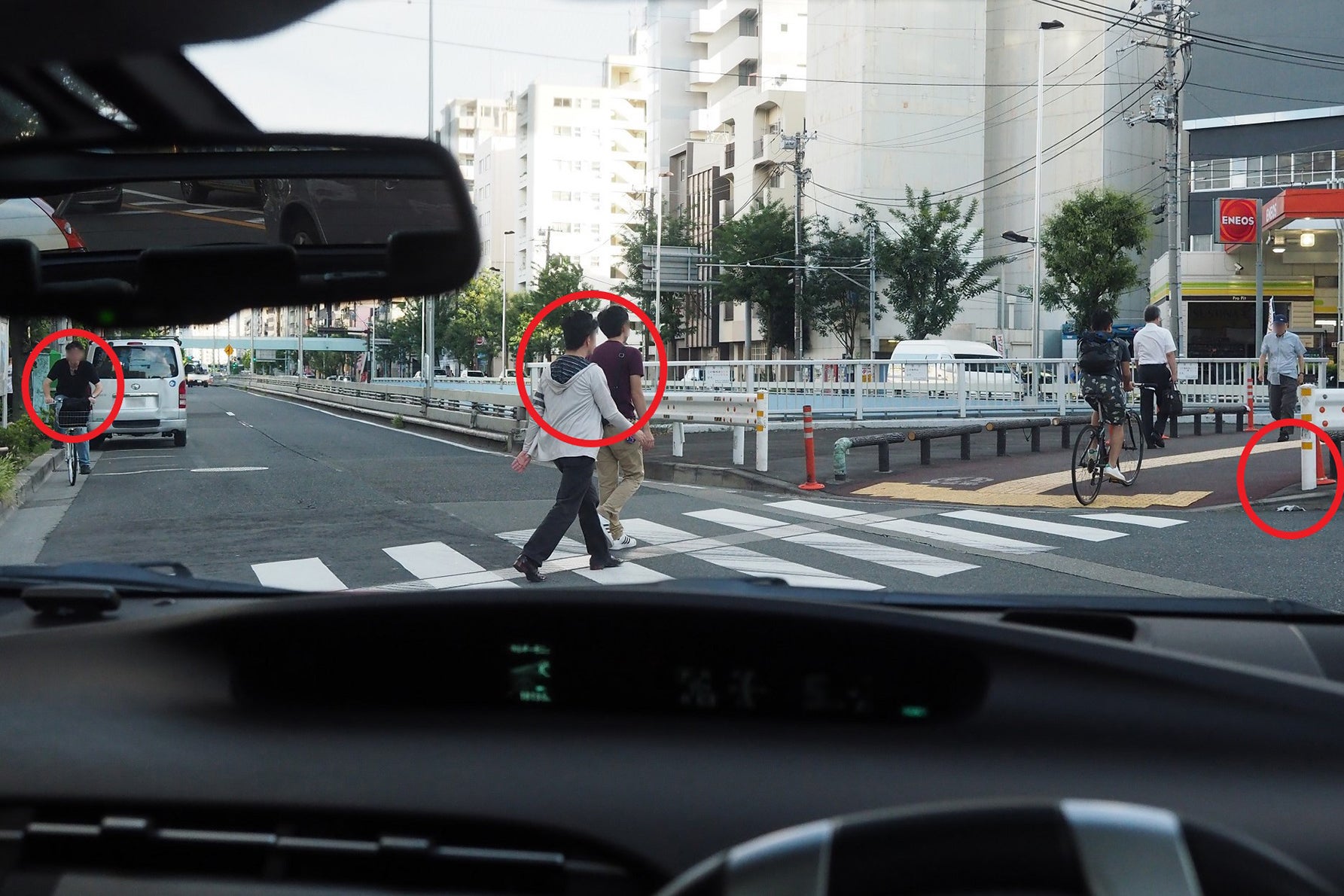 交差点の横断歩道で、焦りから生じるまさかの見落とし