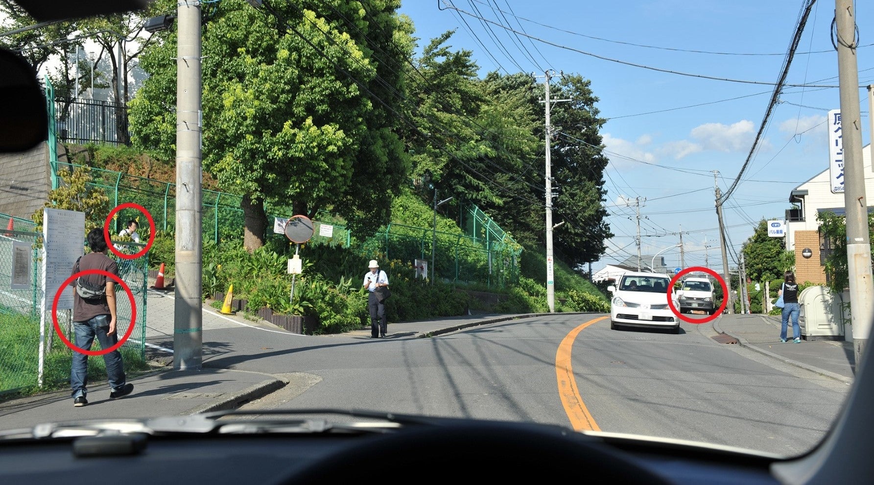 坂道と交わるカーブの手前で視界に飛び込む危険