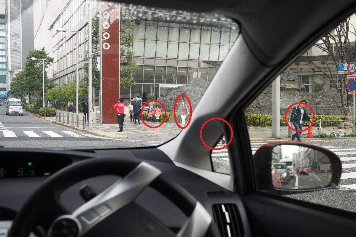交差点で対向車より先に右折しようとするとき、どんなことに注意する?