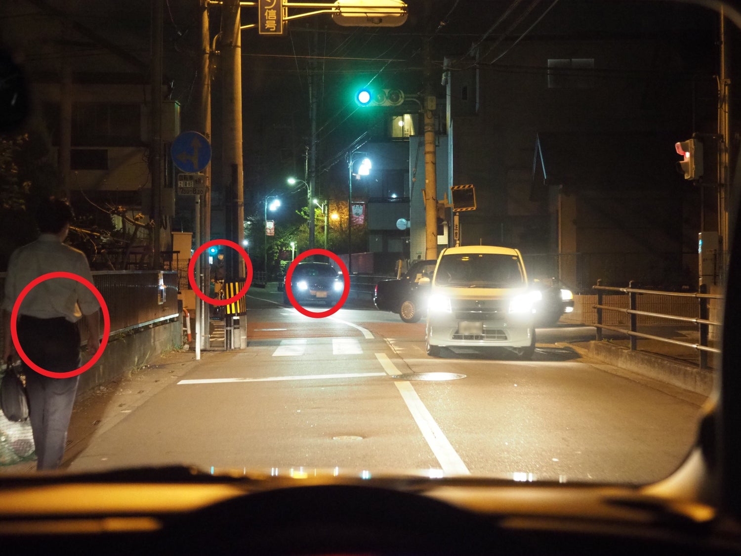夜間、住宅街の狭い道を走るとき、どんなことに注意する?