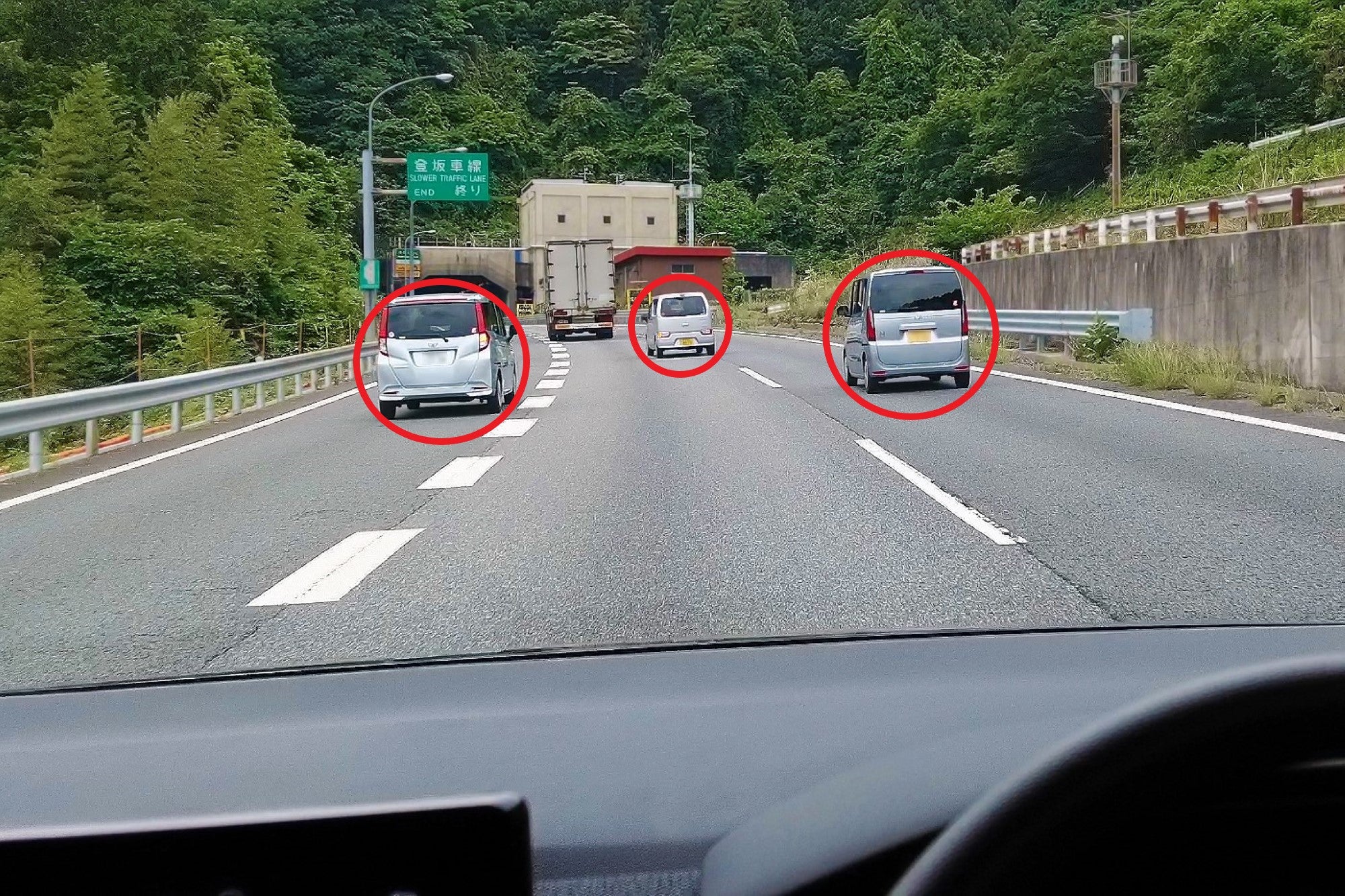 高速道路でトンネルに差し掛かったとき、どんなことに注意する?