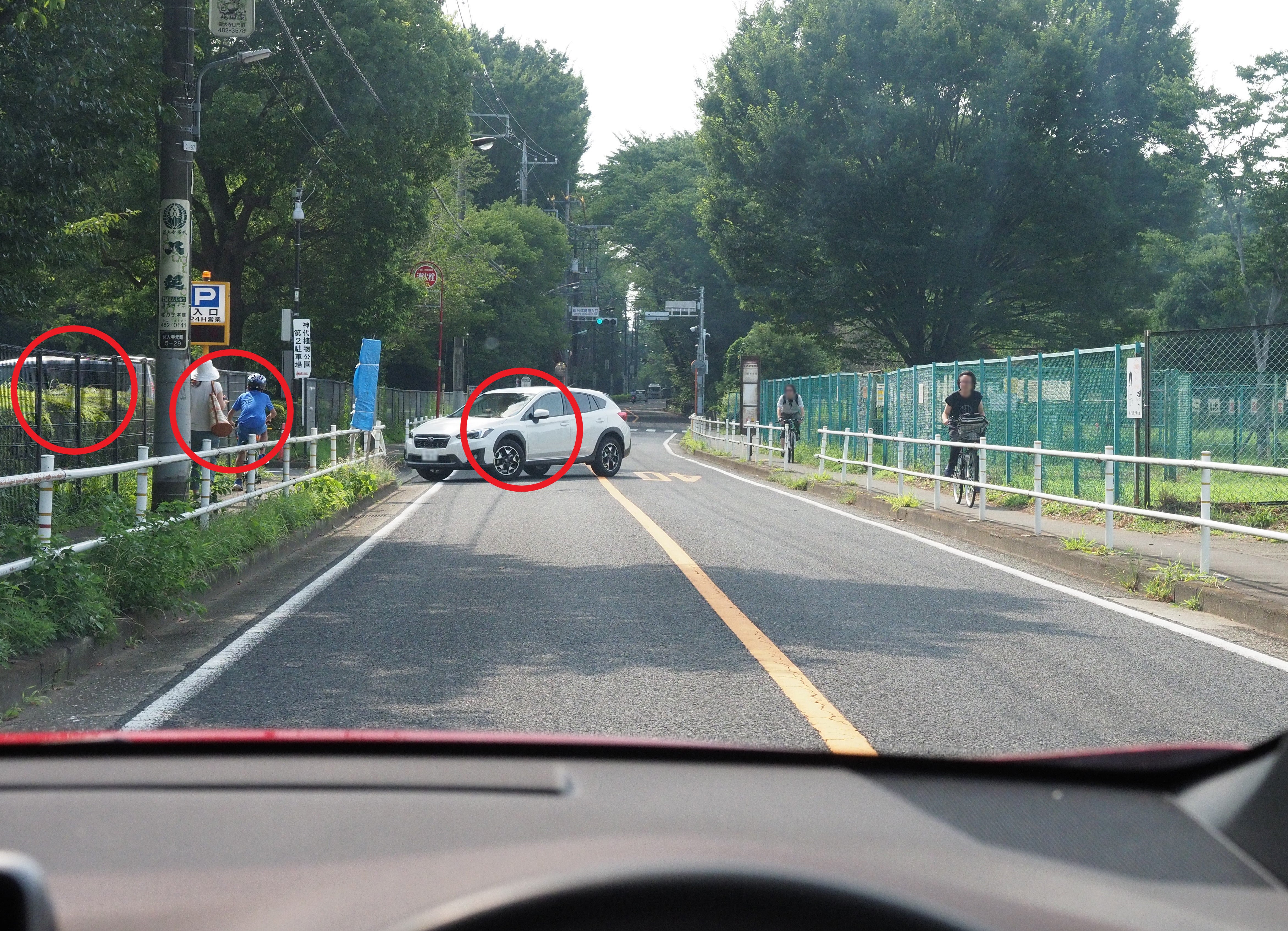 歩道を横切って駐車場に入ろうとする車がいるとき、どんなことに注意する?