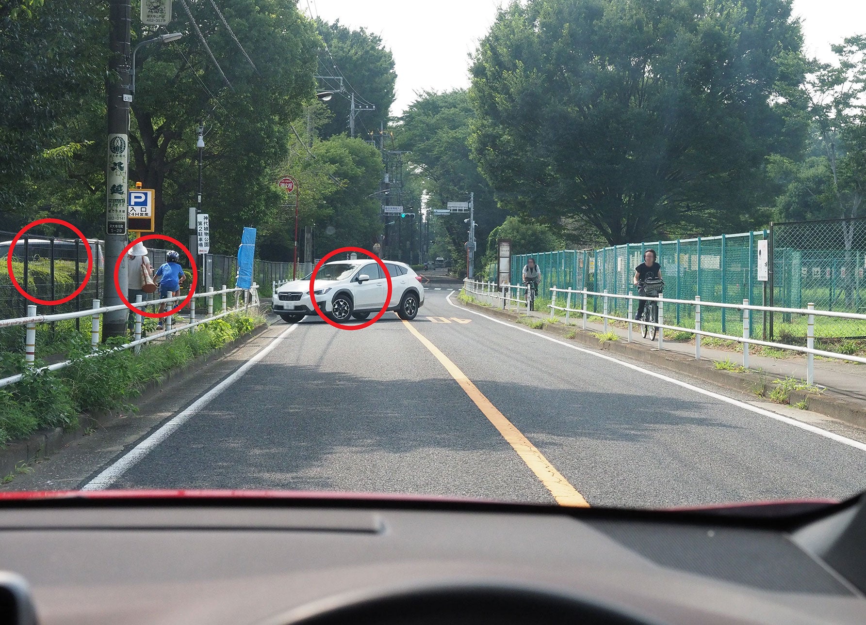 歩道を横切って駐車場に入ろうとする車がいるとき、どんなことに注意する?
