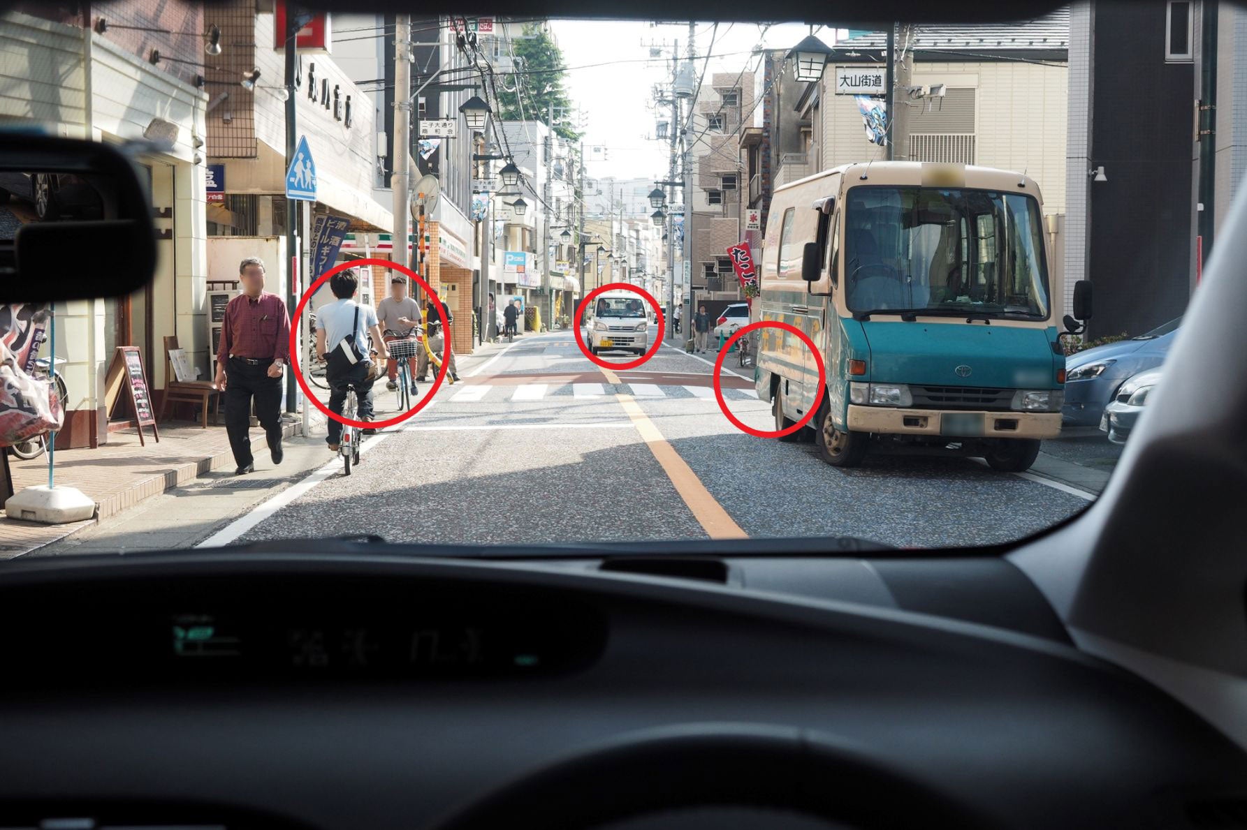 路側帯を走る自転車の横を通過するとき、どんなことに注意する?