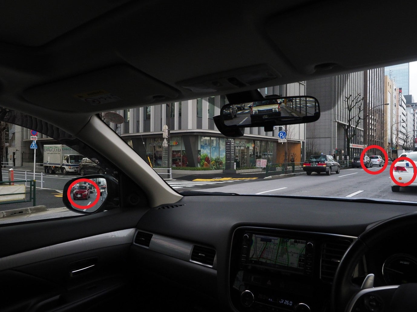 片側3車線の道路で左側に車線変更するとき、どんなことに注意する?