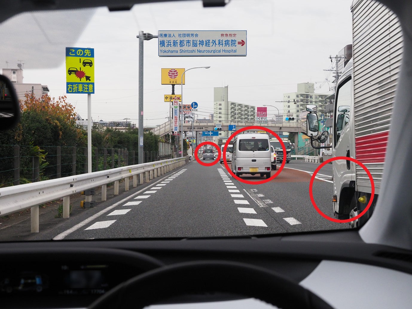 右折レーンのない道路を走っているとき、どんなことに注意する?