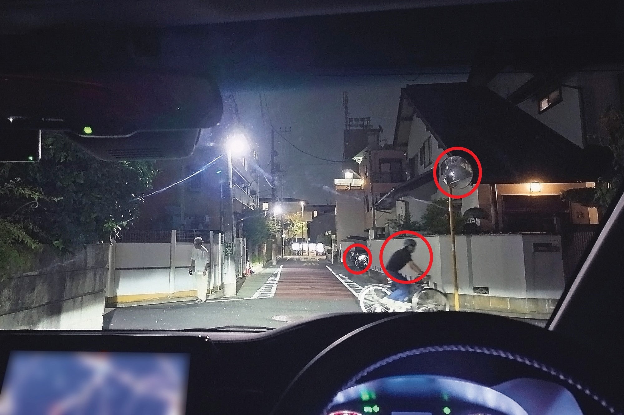 夜に住宅街の交差点を通過するときの注意点