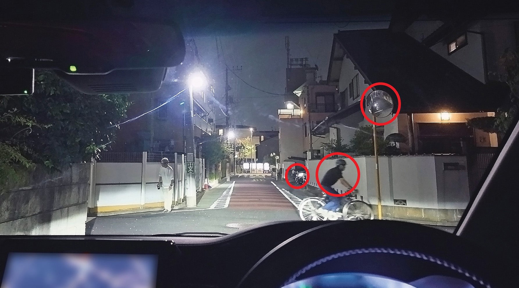 夜の住宅街交差点に潜む危険への気づきとは?